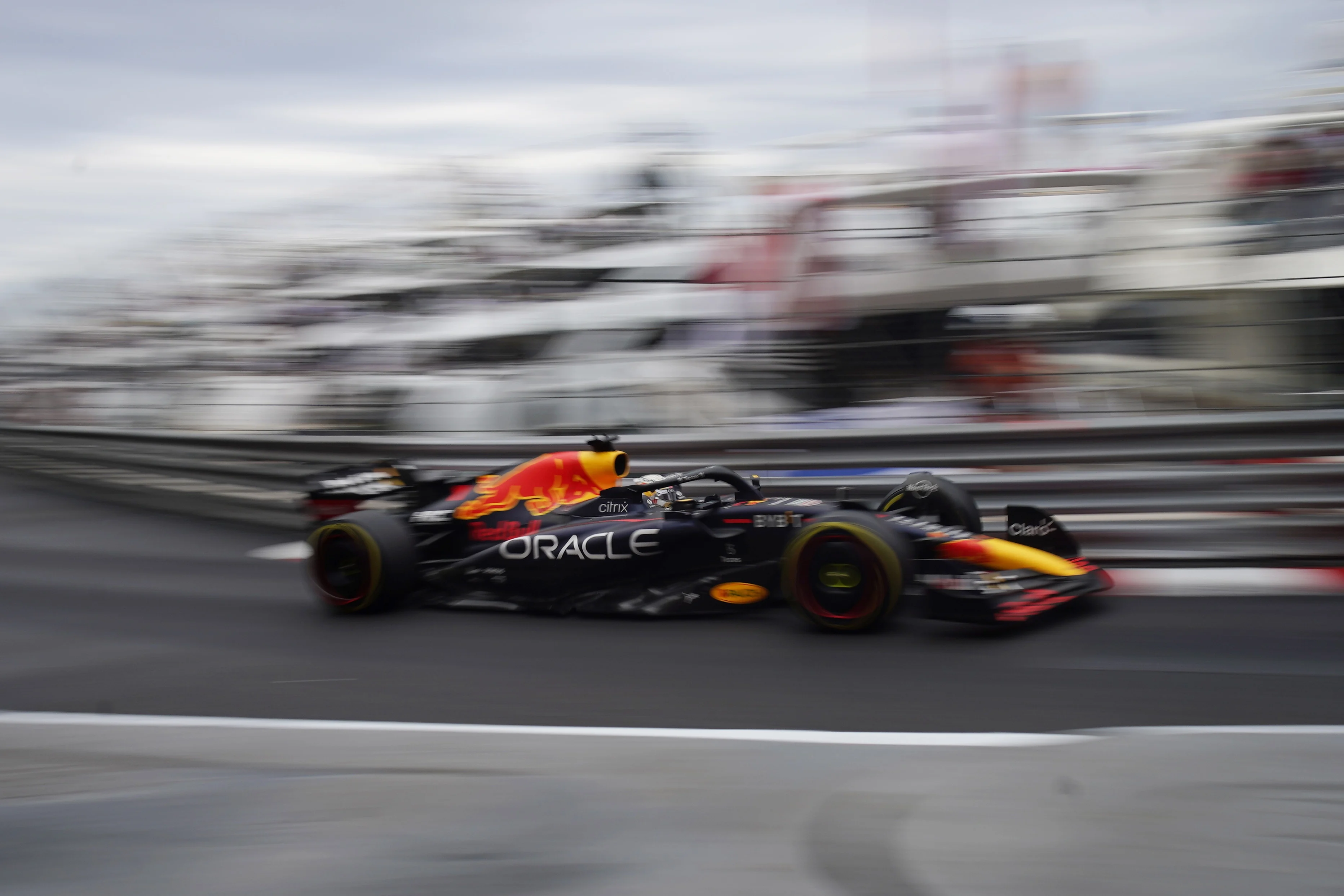 Verstappen zet rivaal Leclerc een hak in knotsgekke GP van Monaco