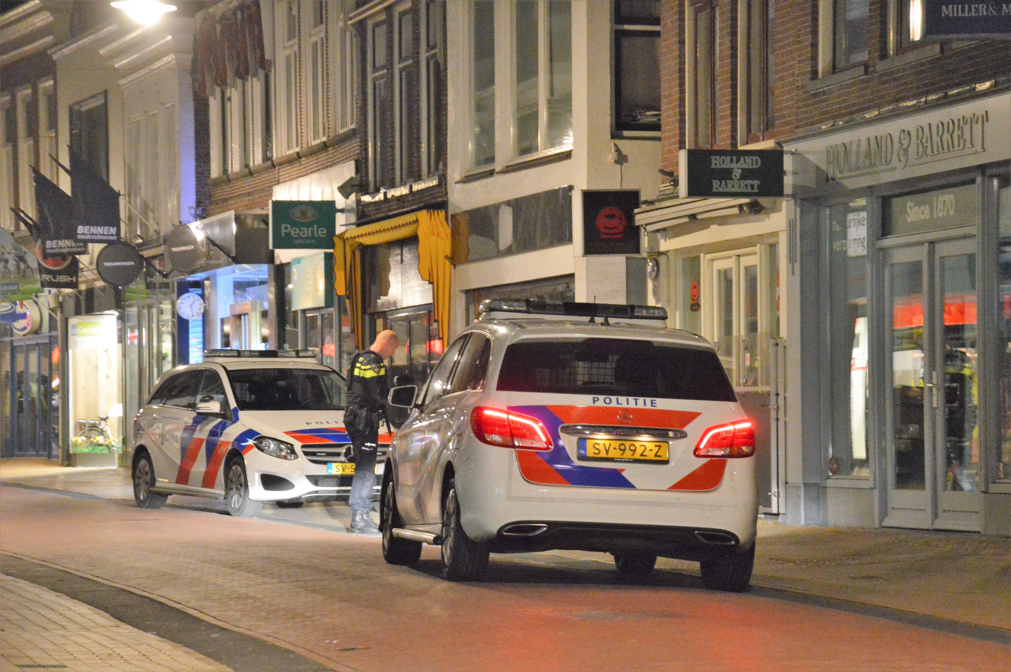 Politie spreek man (21) met lachgas aan in Steenwijk, blijkt vuurwapen te hebben