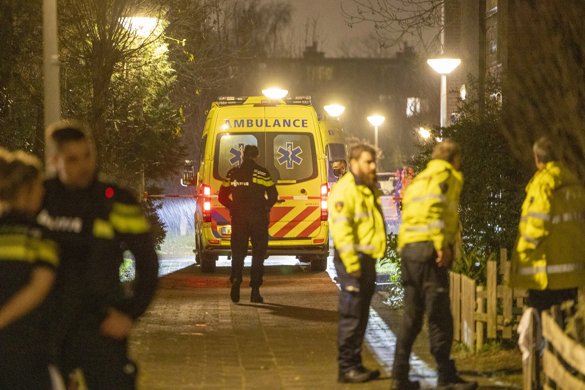Jongen (16) doodgeschoten in woning Amsterdam, veel hulpdiensten aanwezig