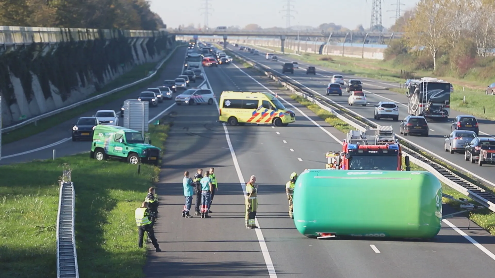Radio 10 ligt automobilisten dwars op A15 bij Tiel