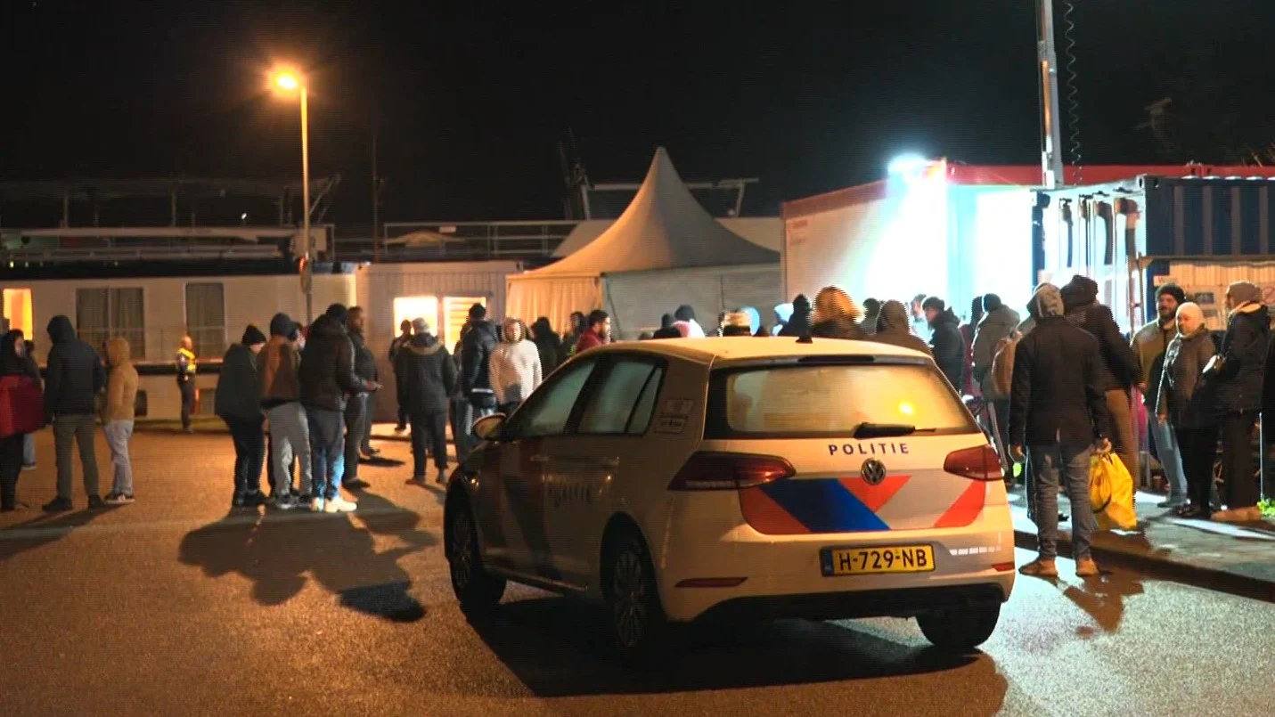 Politie schiet op man bij aanhouding in de buurt van asielboot Groningen