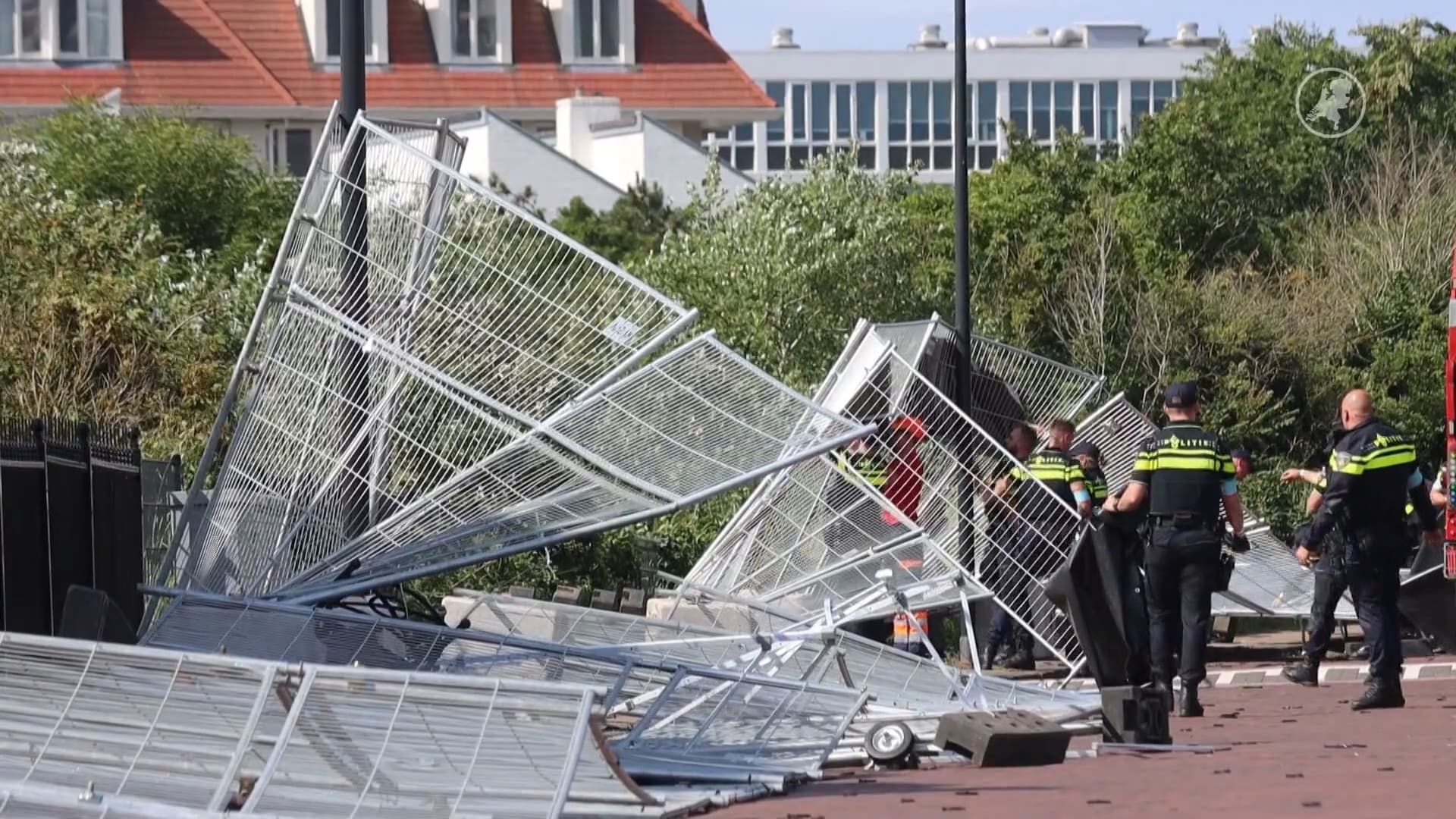 Windvlaag blaast hekken voor NAVO-top omver in Noordwijk, twee agenten gewond