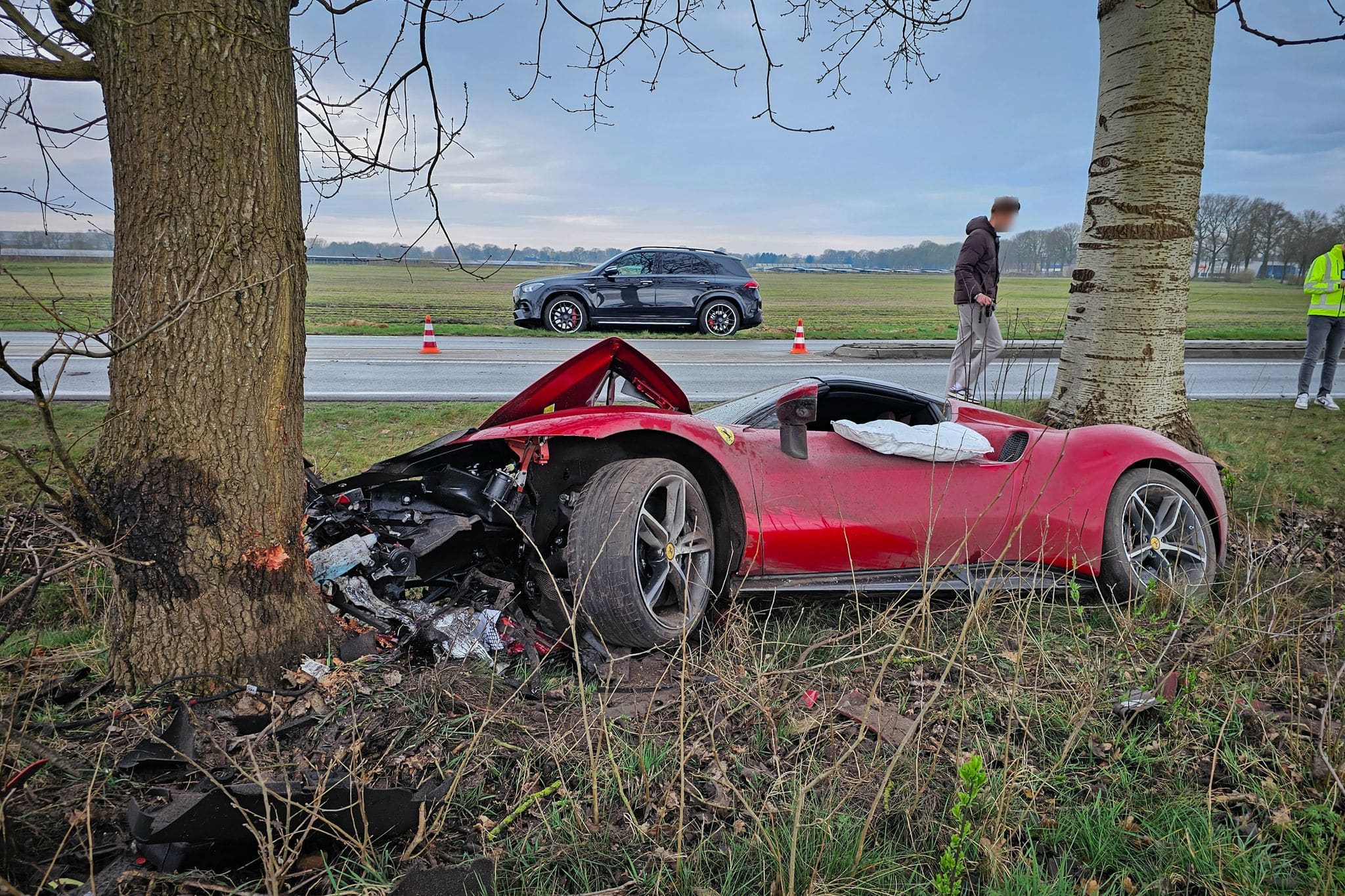 Gloednieuwe en peperdure Ferrari crasht tegen boom in Emmen