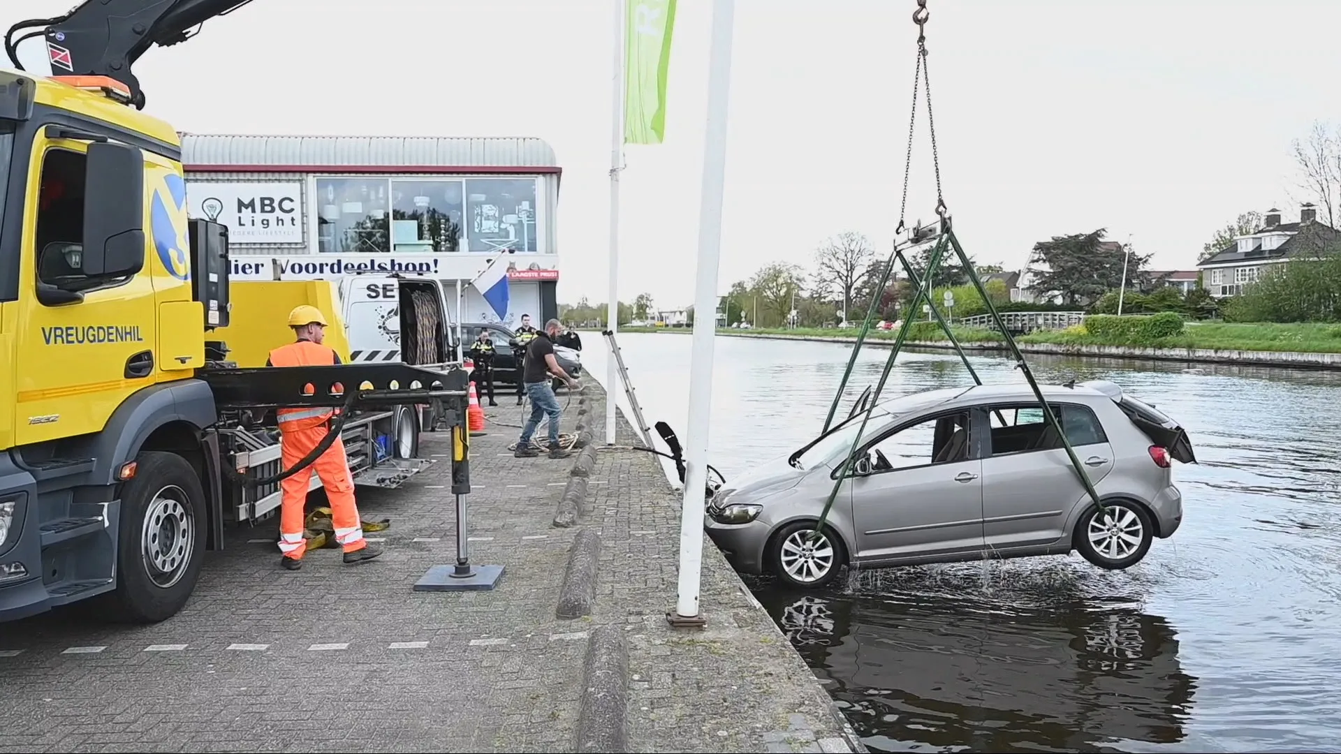 Inparkeren gaat fout: vrouw rijdt auto per ongeluk water in