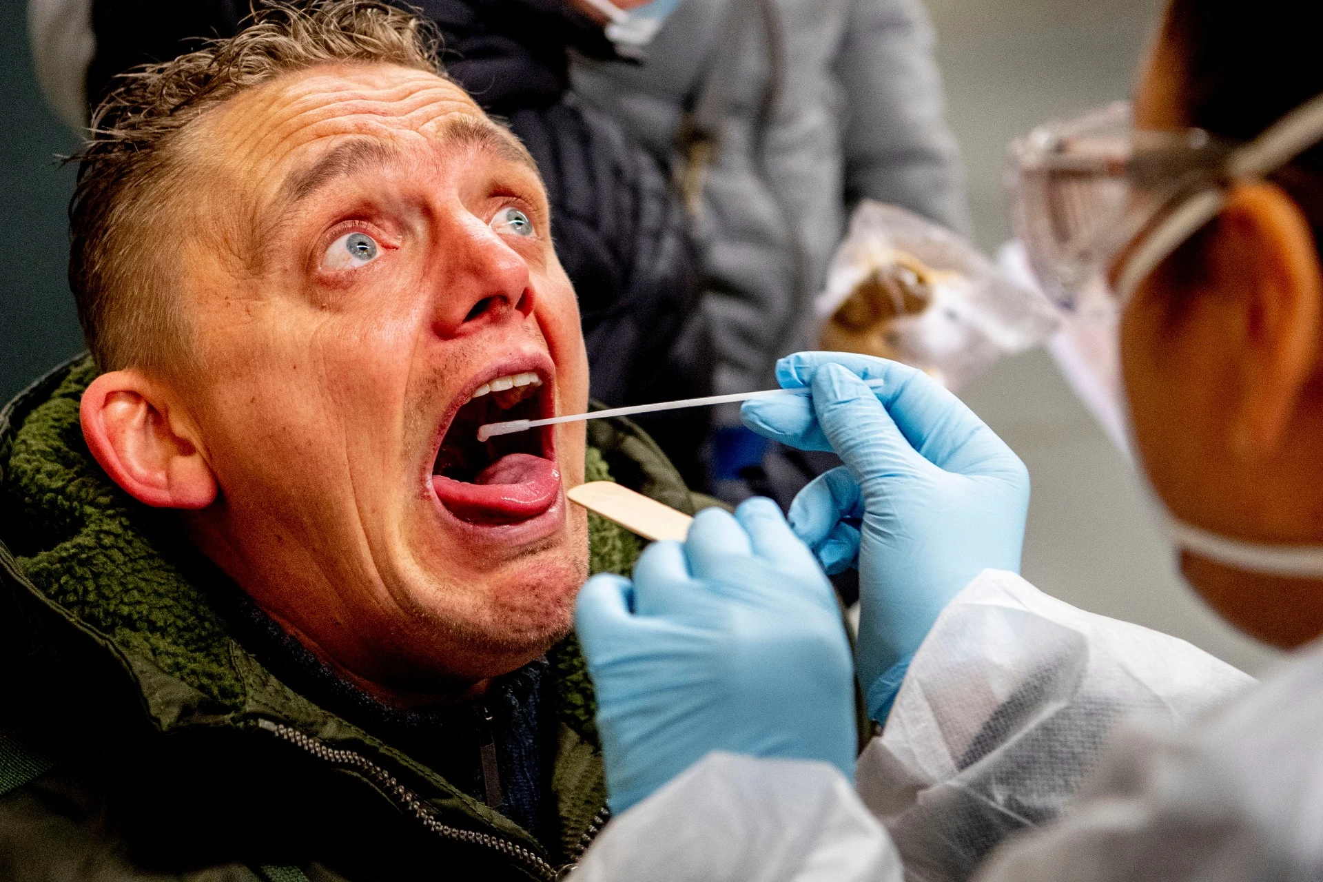 'Met Britse variant besmet persoon hoest meer virusdeeltjes uit'