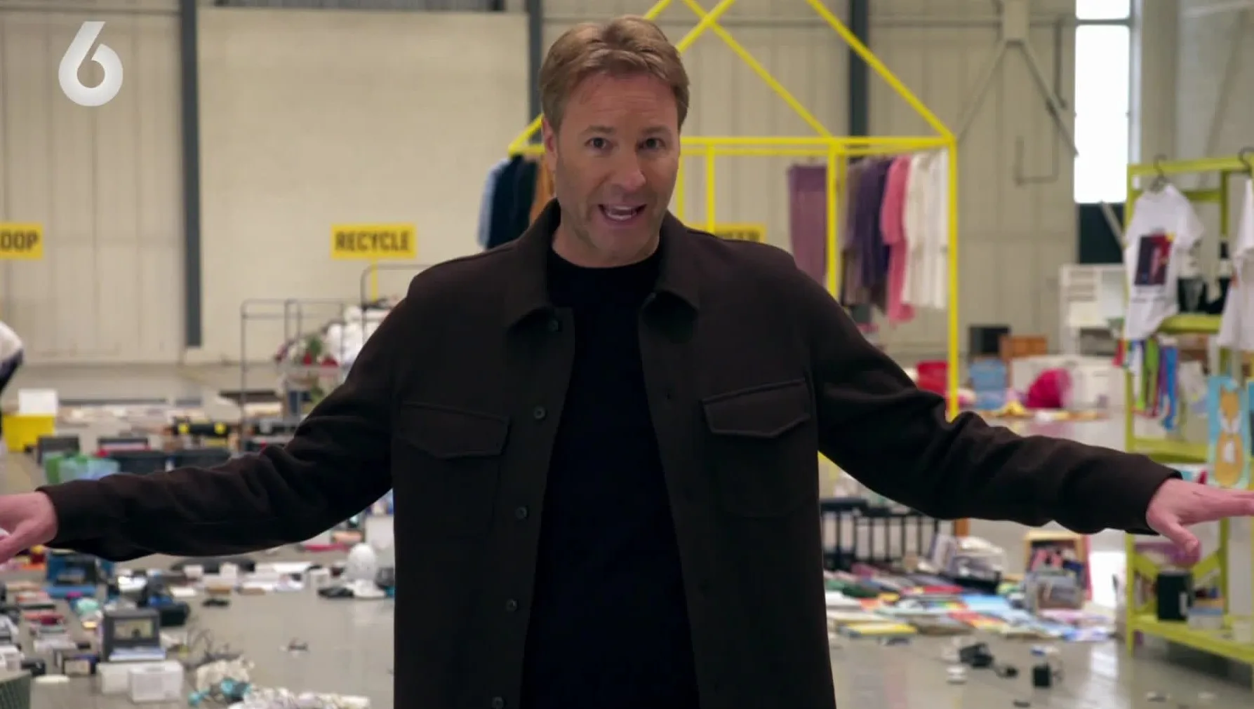 Viktor schrikt van grootste huisraad ooit in Je Huis op Orde: 'Loods niet eerder zo vol' 