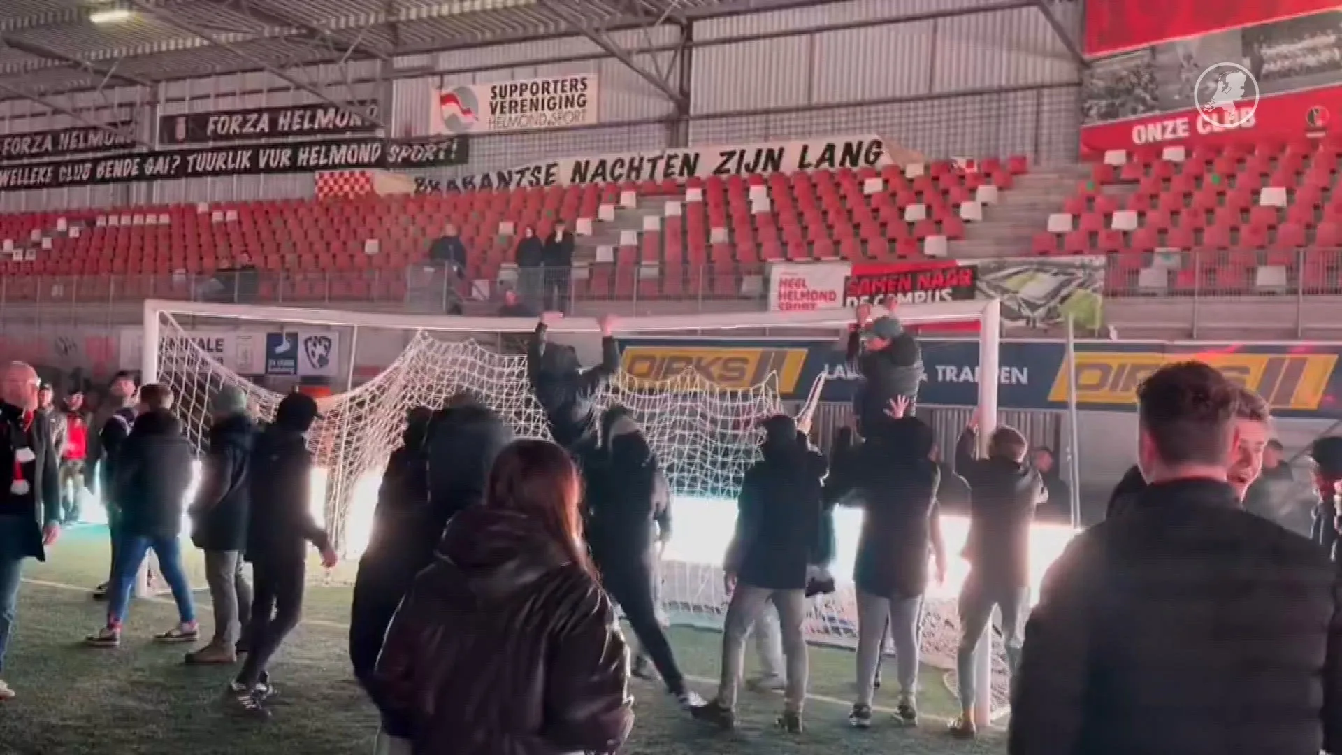 Fans Helmond Sport breken stadion af na laatste wedstrijd