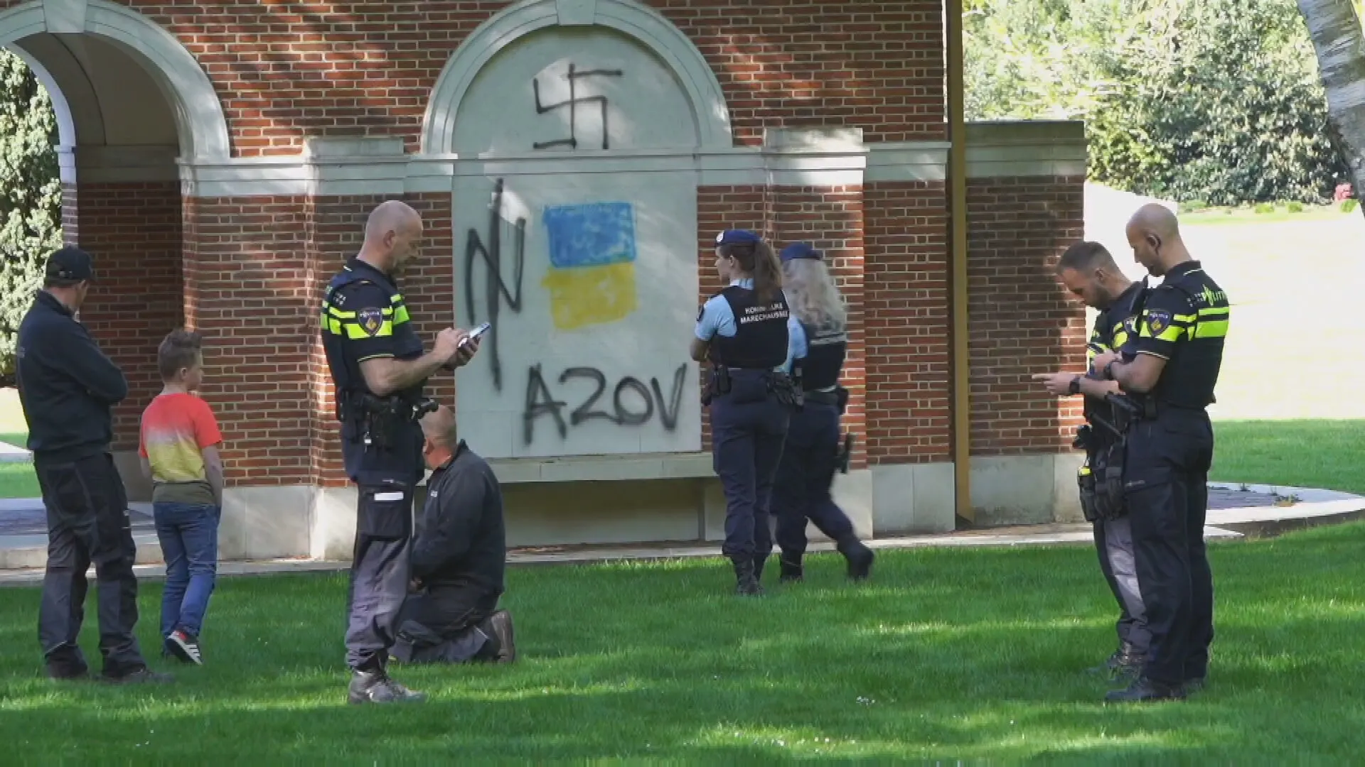 Oorlogsbegraafplaats Jonkerbos in Nijmegen beklad met hakenkruizen en Oekraïense vlaggen: 'Fuck Putin'