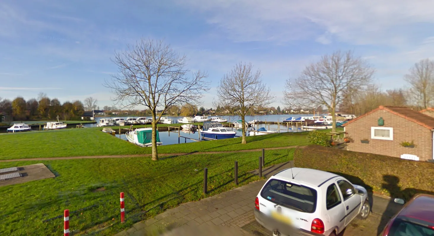 Peuter in zorgwekkende toestand naar ziekenhuis na val in water Zwartsluis