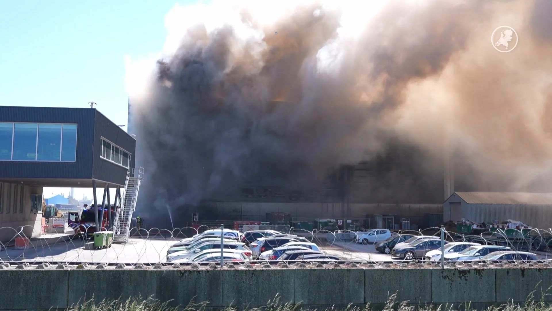 Grote brand in afvalhal Vlaardingen
