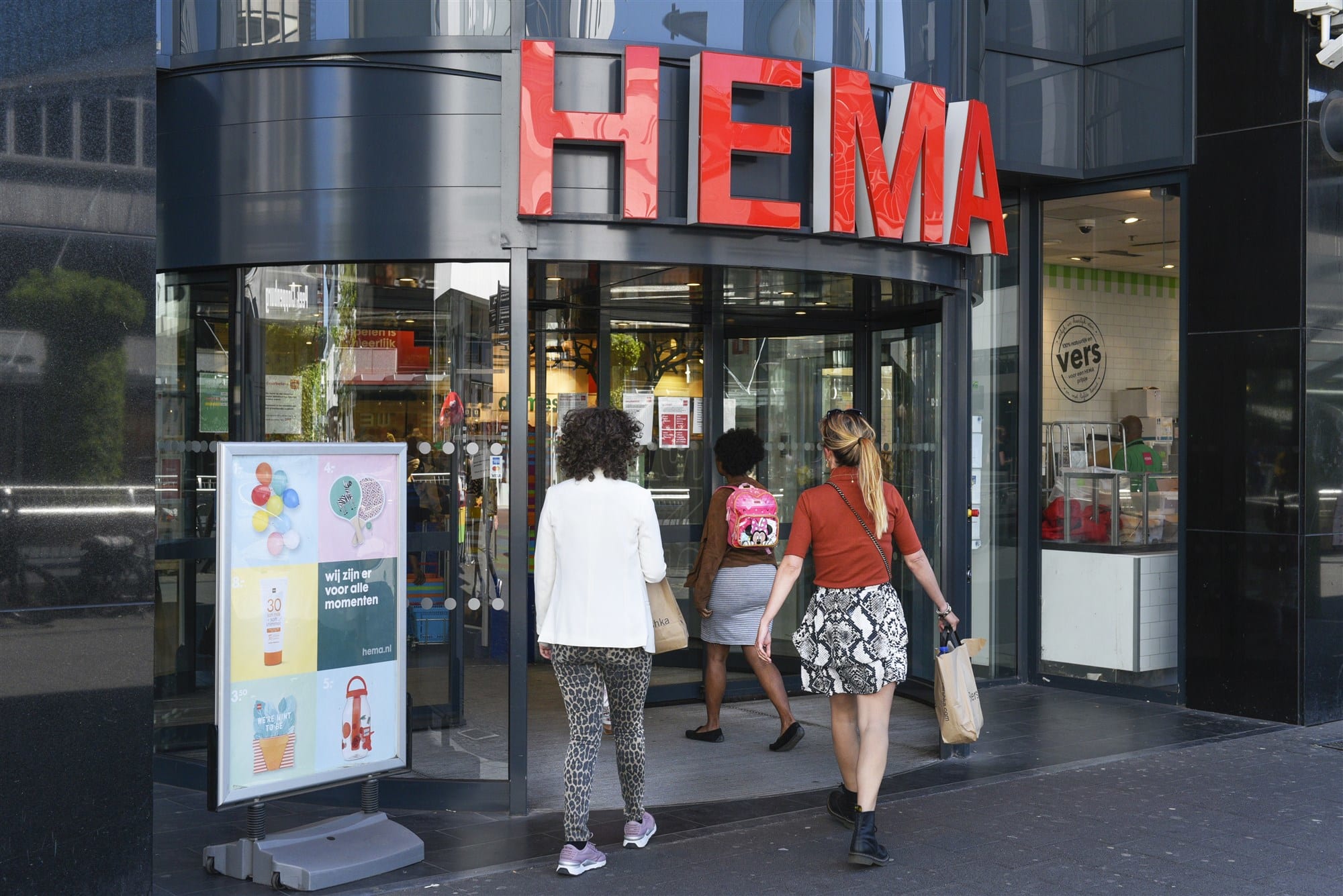 Meerderheid Nederlanders tegen overheidssteun voor HEMA: 'Eigenaar is toch miljardair?!'