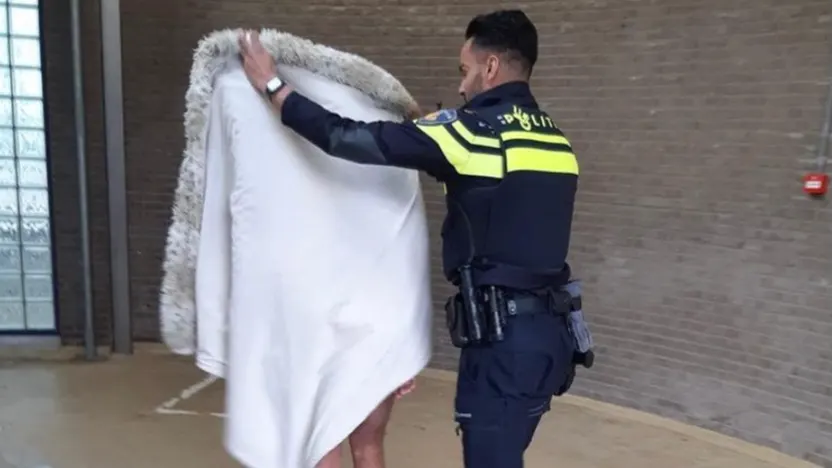 Man in onderbroek verstopt zich in bankstel om honderden dagen celstraf te ontlopen