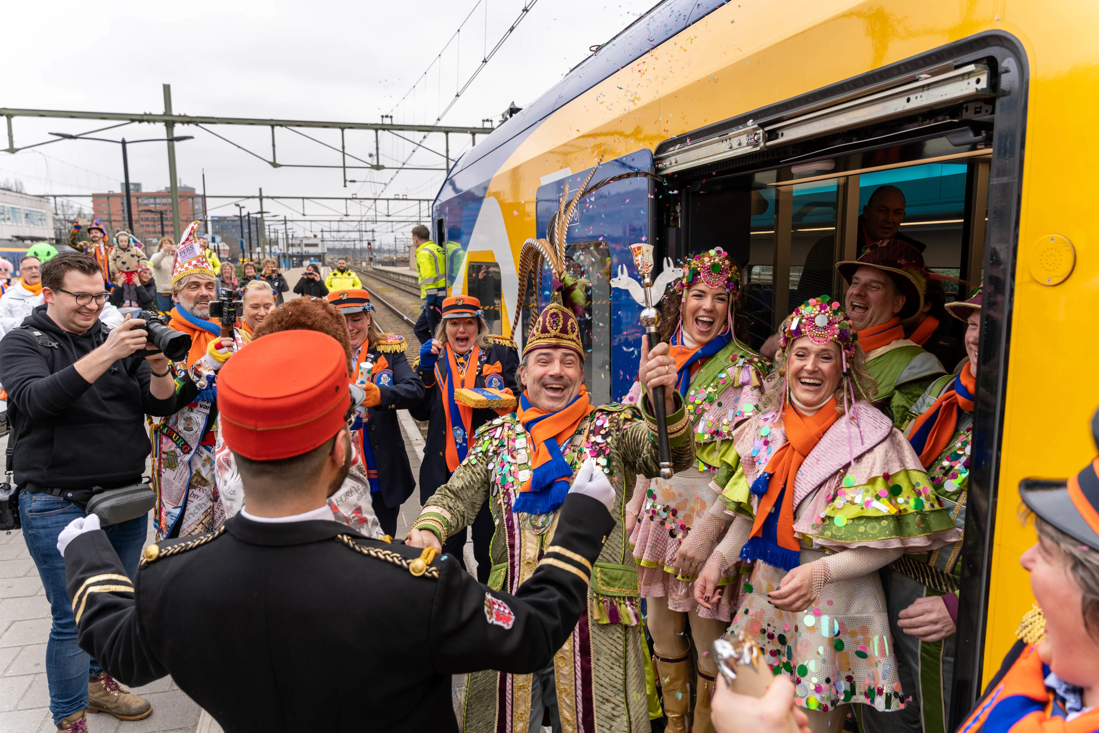 7000 frikandelbroodjes verkocht op stations: 'recordcarnaval' voor de NS