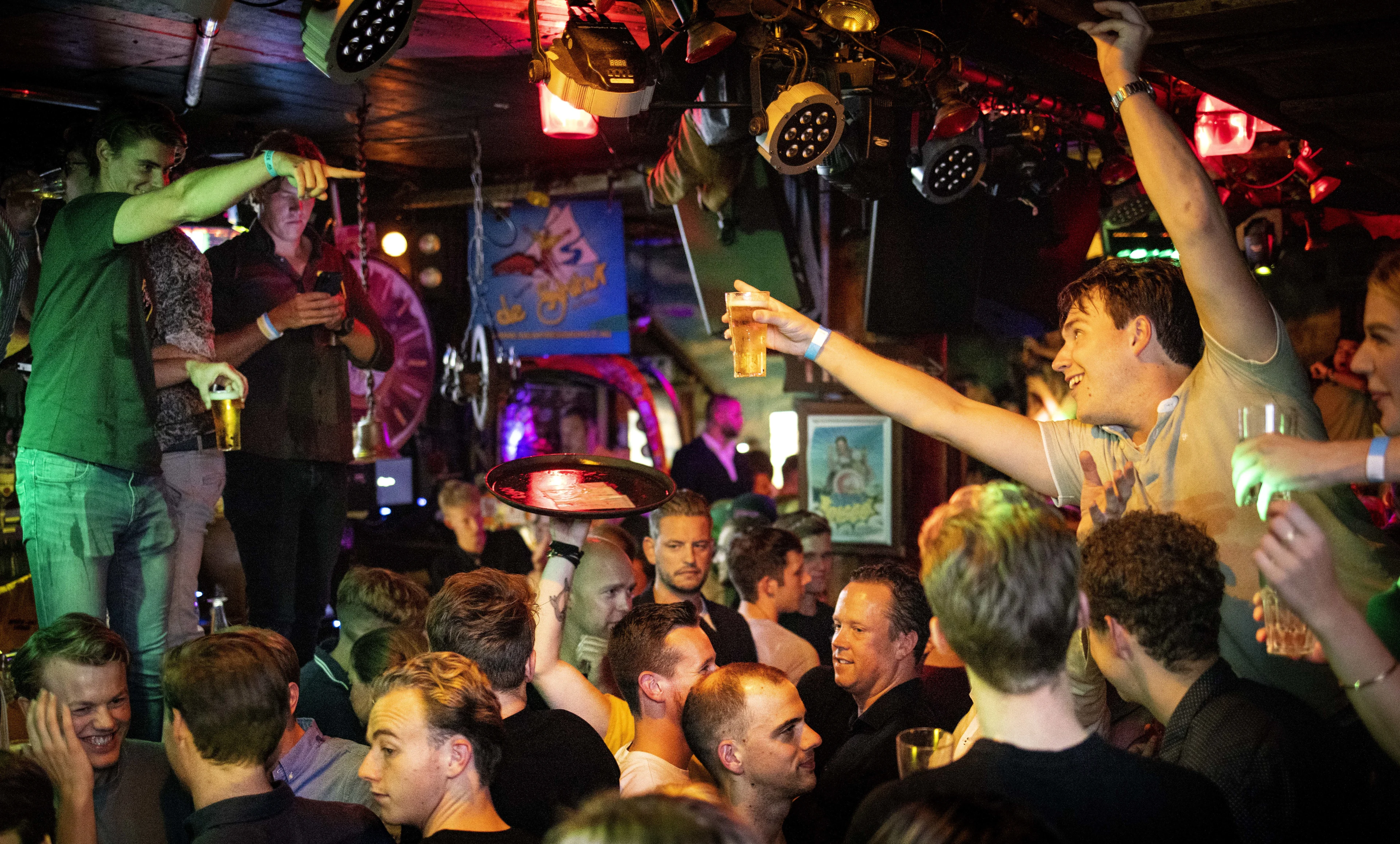 Polsbandjes na check coronapas vinden gretig aftrek: 'Voorkomt lang wachten'