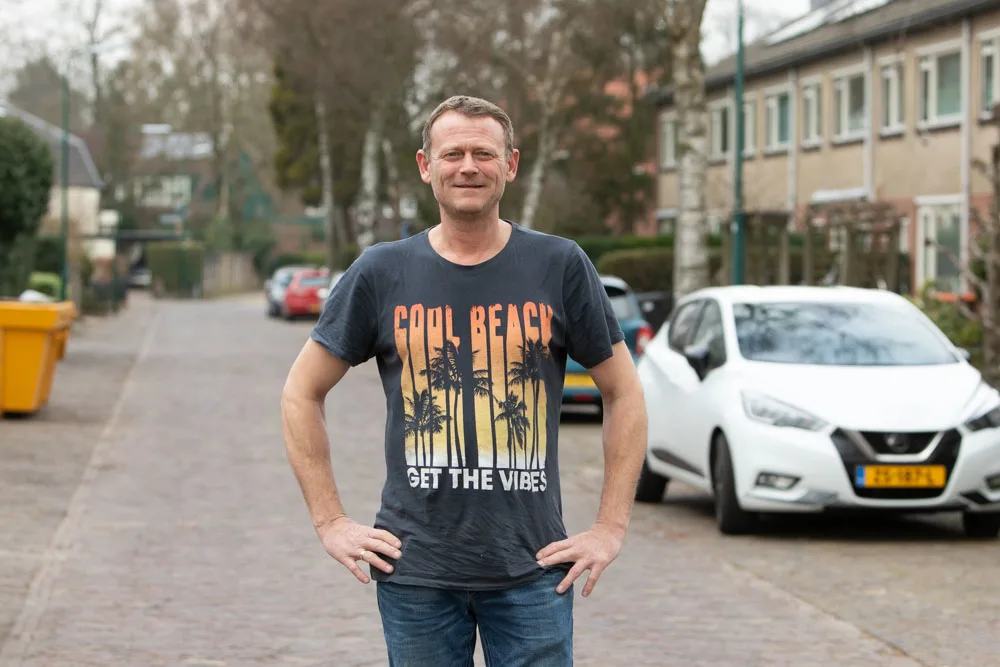 Krantenbezorger Reinier ontdekt van de trap gevallen man (88): 'Hij lag al vijf uur op de koude grond'