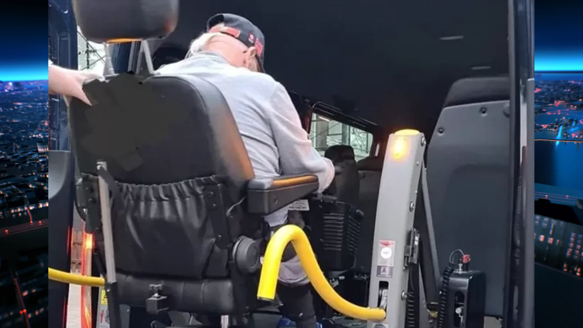 Wijkagente en taxichauffeur smeden 'illegaal' plan om gestrande man in scootmobiel thuis te brengen