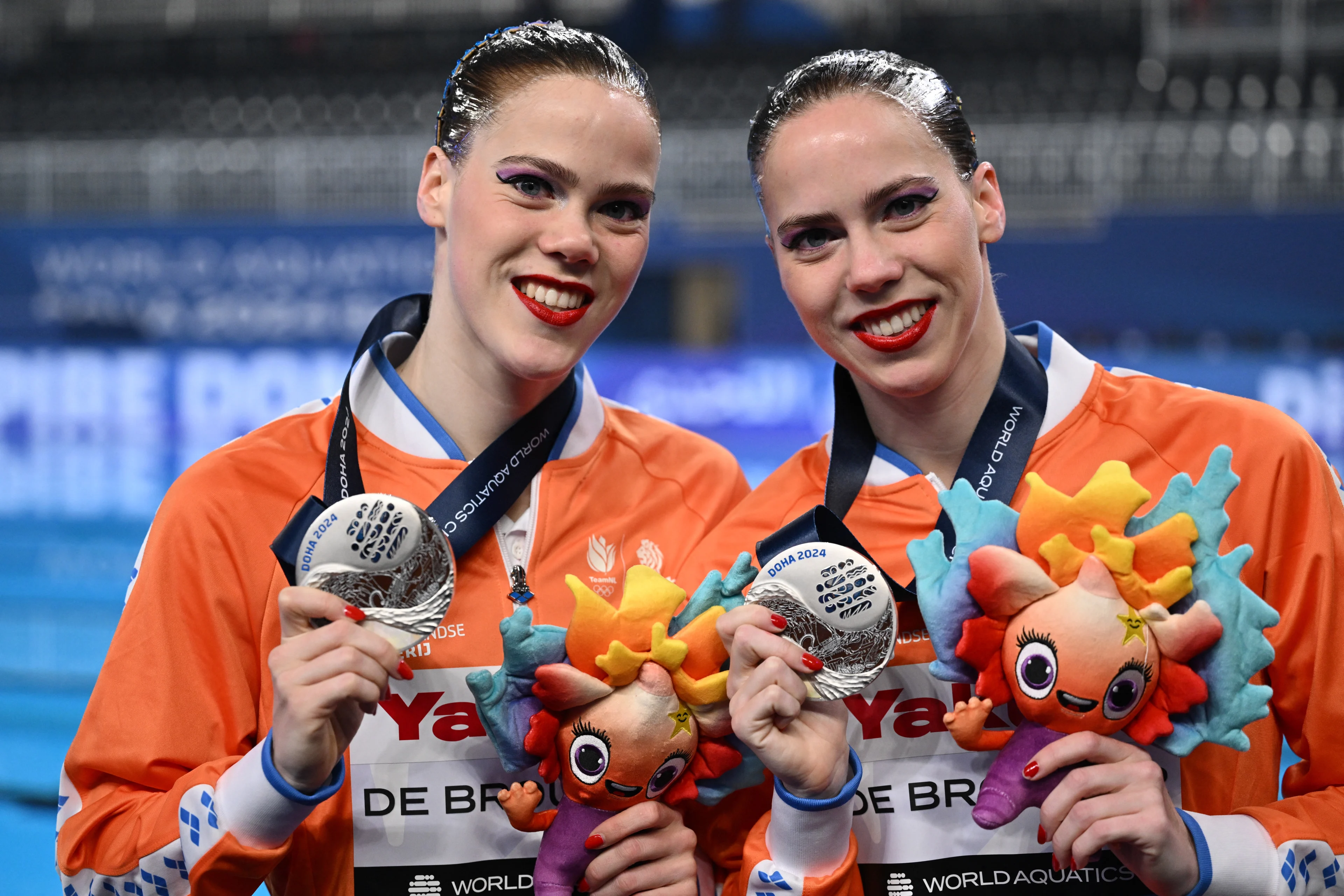 Synchroonzwemsters Bregje en Noortje de Brouwer schrijven sportgeschiedenis 