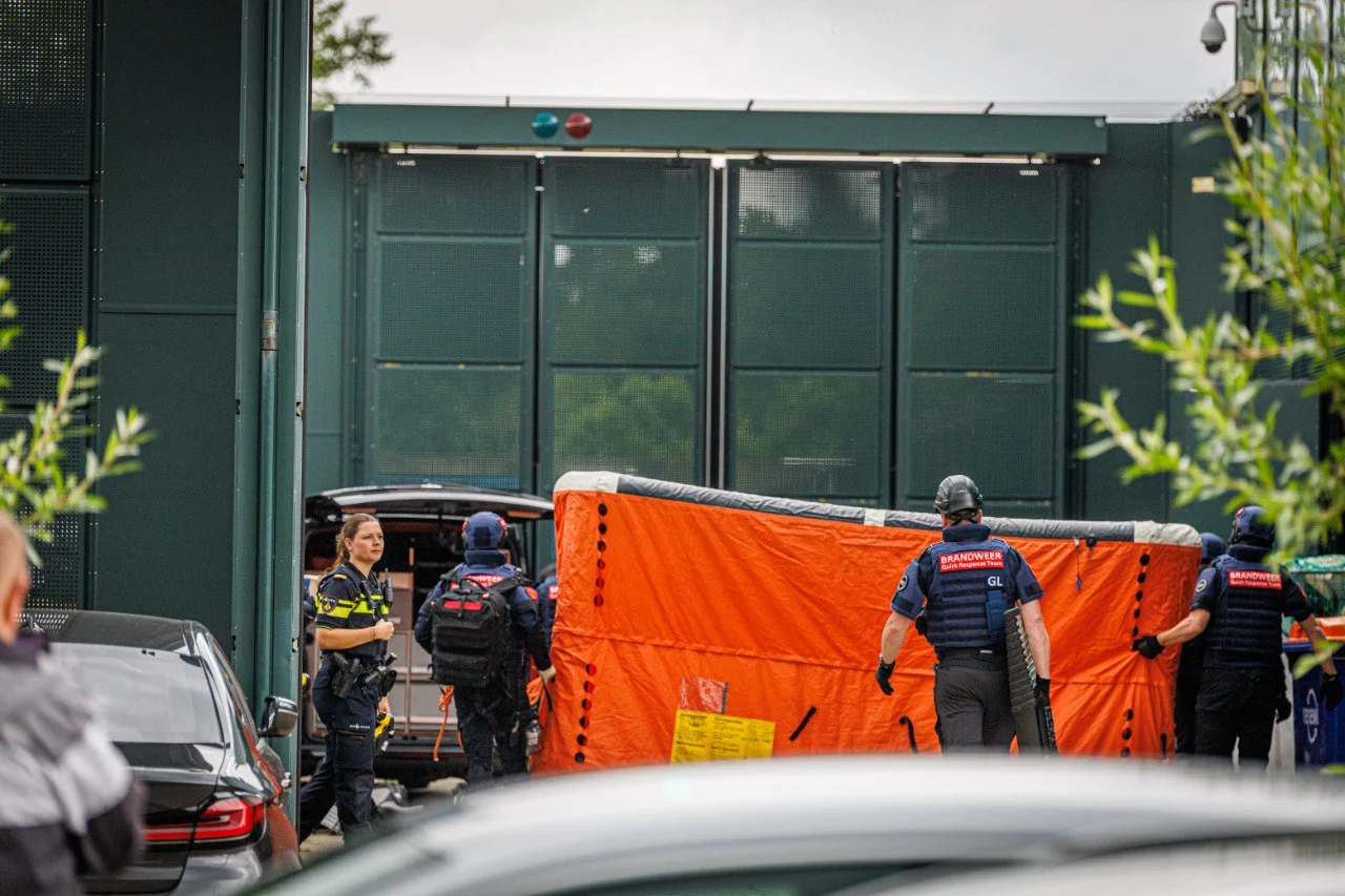 Politie haalt gedetineerde van dak tbs-kliniek Oostvaarders in Almere