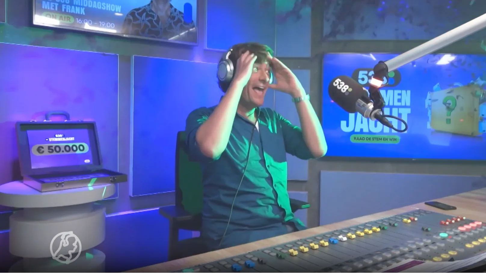 Nadia wint 50.000 euro met het raden van déze stem in koffer van 538 Stemmenjacht