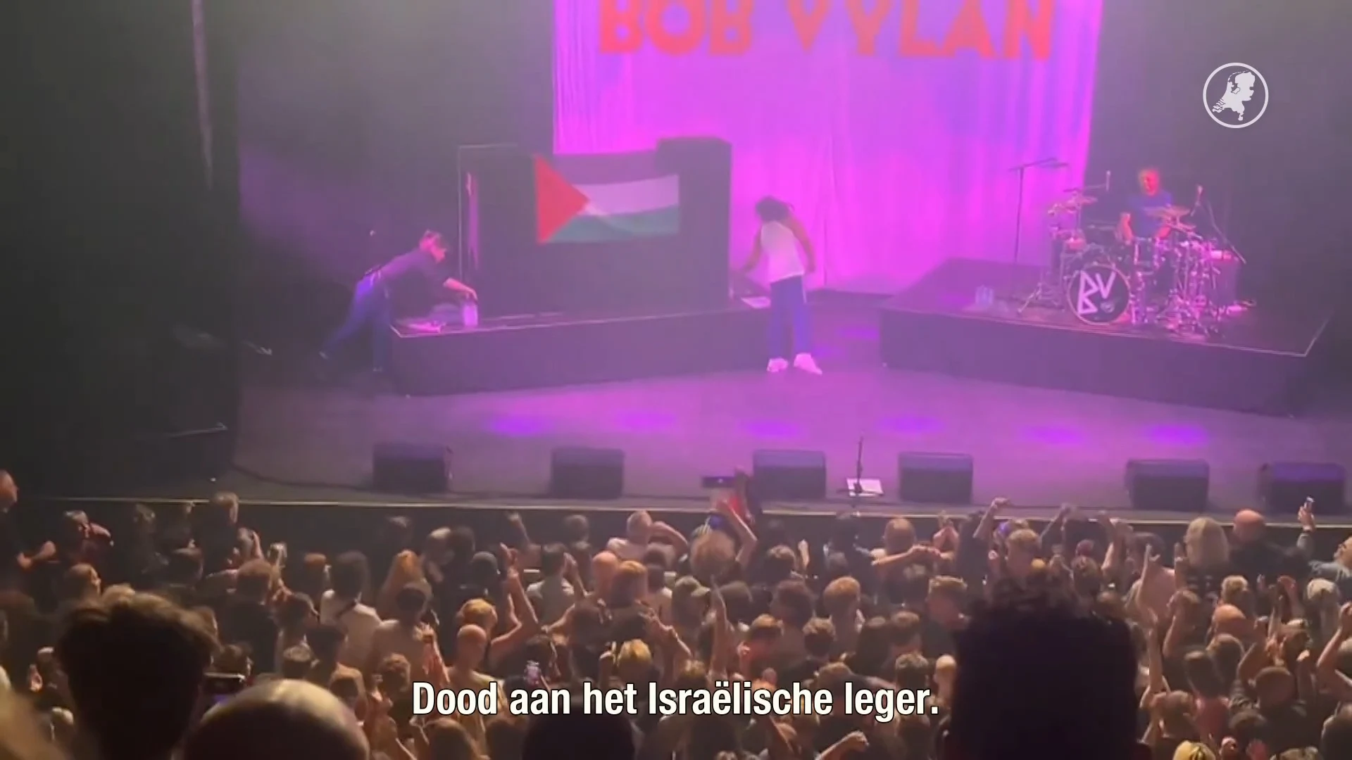 Bob Vylan bedankt Doornroosje op podium