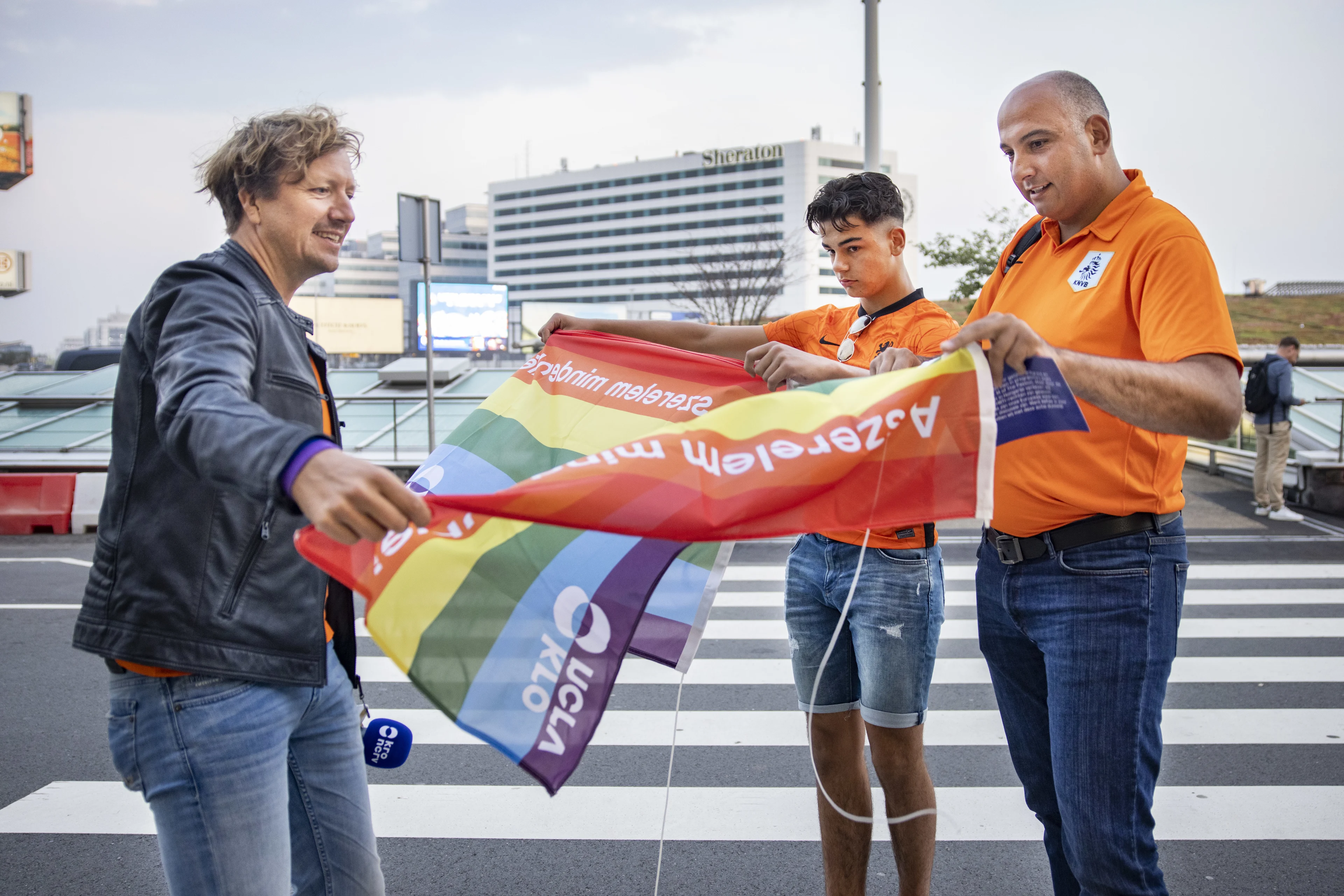 Oranjefans die naar Boedapest vliegen krijgen regenboogvlag
