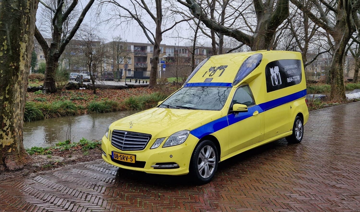 Nieuwe banden voor Dierenambulance Utrecht na stortvloed donaties: 'Echt superfijn'