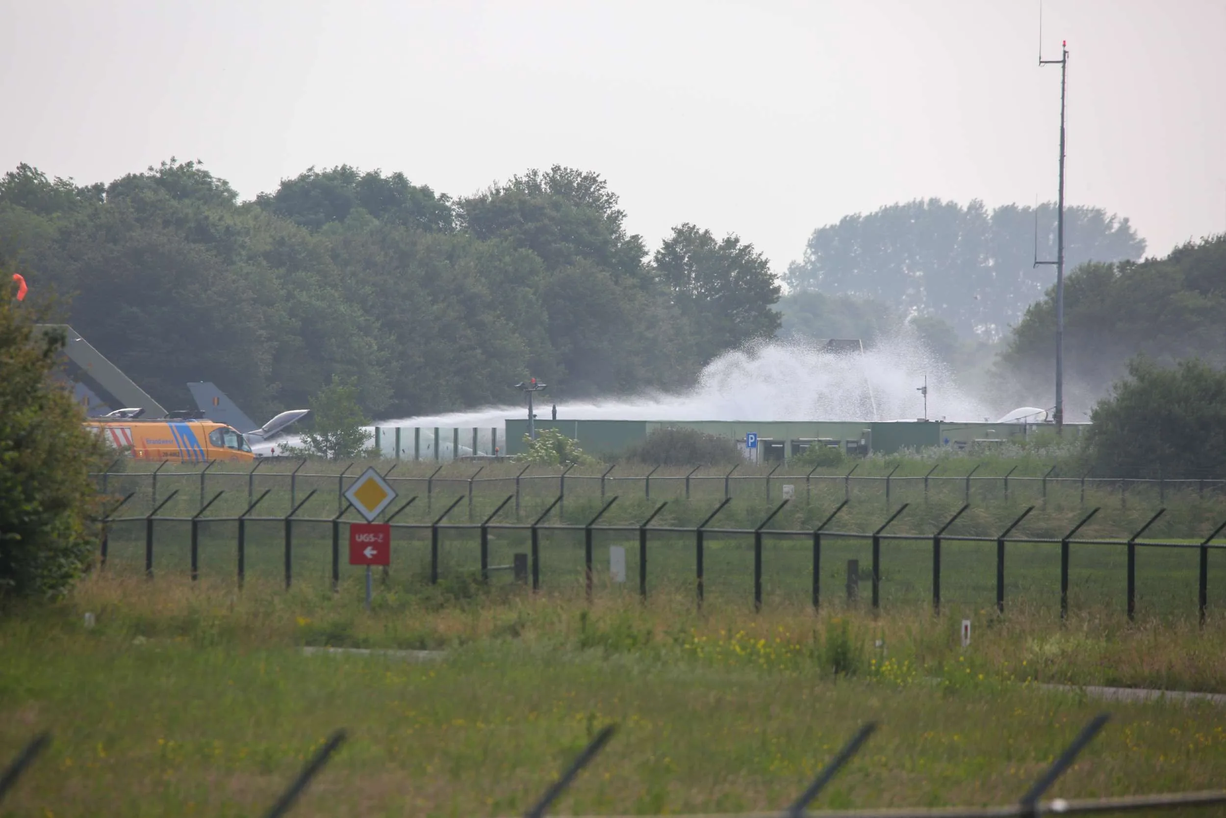 Belgische F-16 rijdt in gebouw op vliegbasis Leeuwarden, piloot gebruik schietstoel