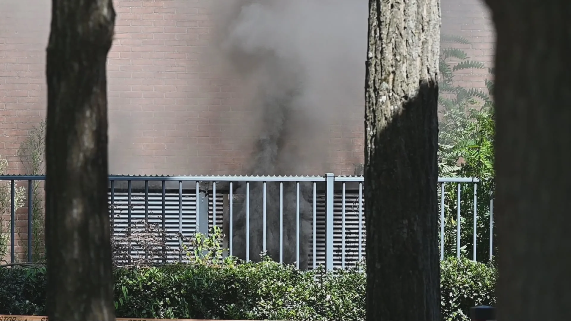 30 appartementen ontruimd door brand in Tilburg: bewoners nog uren zonder stroom 