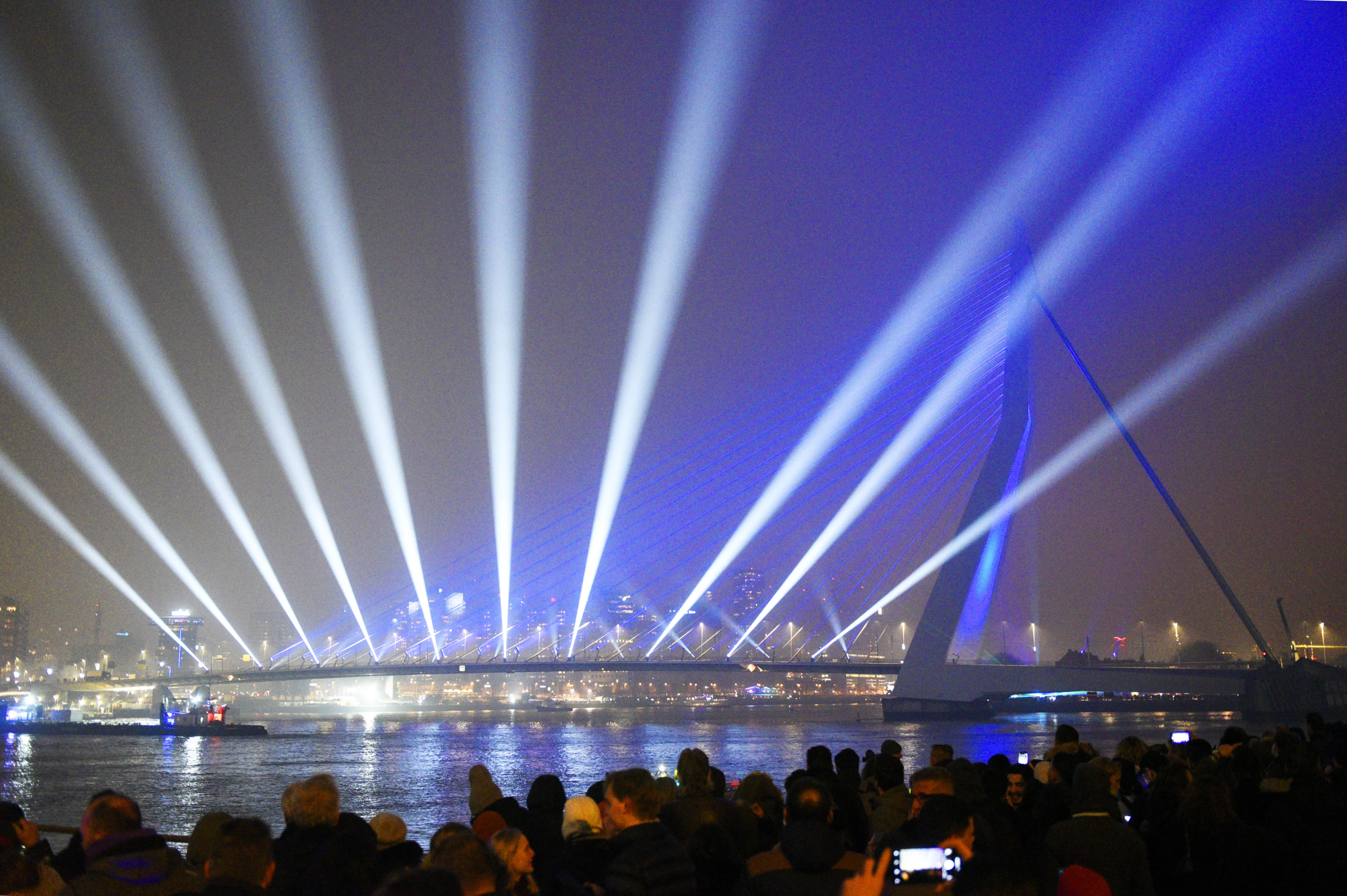 Online lichtspektakel vervangt afgelaste vuurwerkshows in Rotterdam