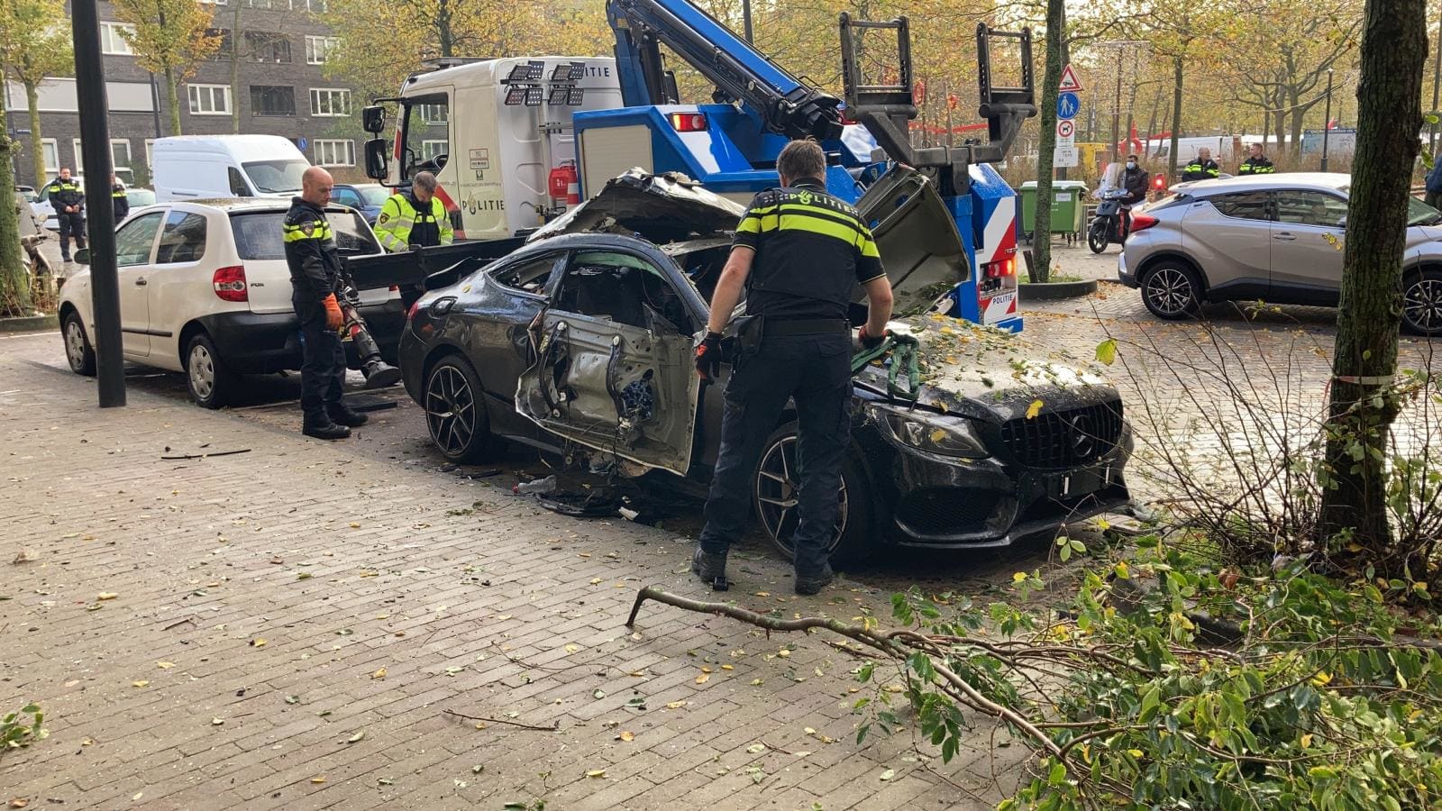 Auto explodeert in Amsterdam: dak volledig weggeblazen