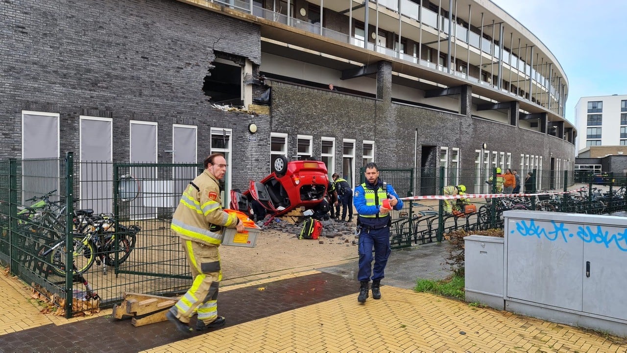 Auto knalt dwars door muur parkeergarage en landt meters lager op schoolplein