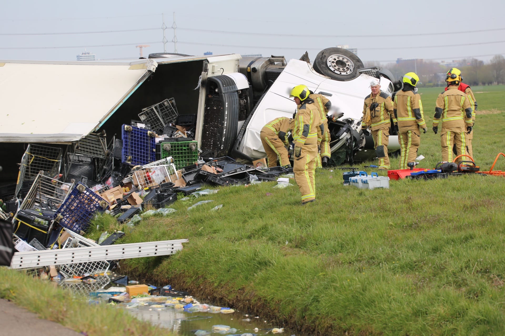 Dode bij ernstig ongeluk met vrachtwagen bij Schipluiden