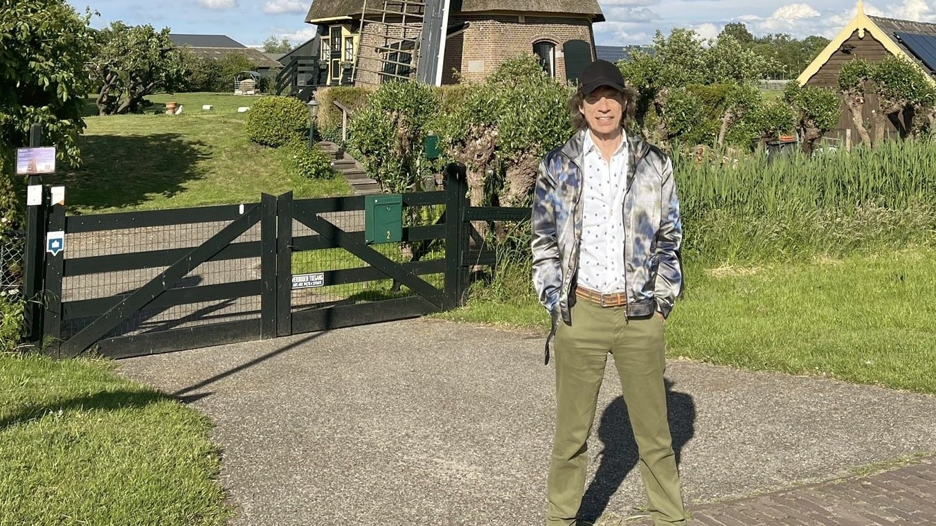 Mick Jagger fietst dwars door Nederlandse polder en poseert bij molens