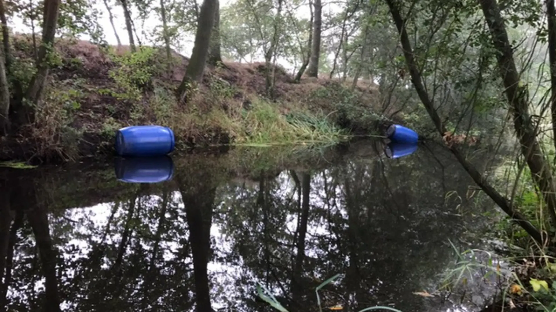 Criminelen dumpen lekkende vaten met drugsafval in Limburgse beek