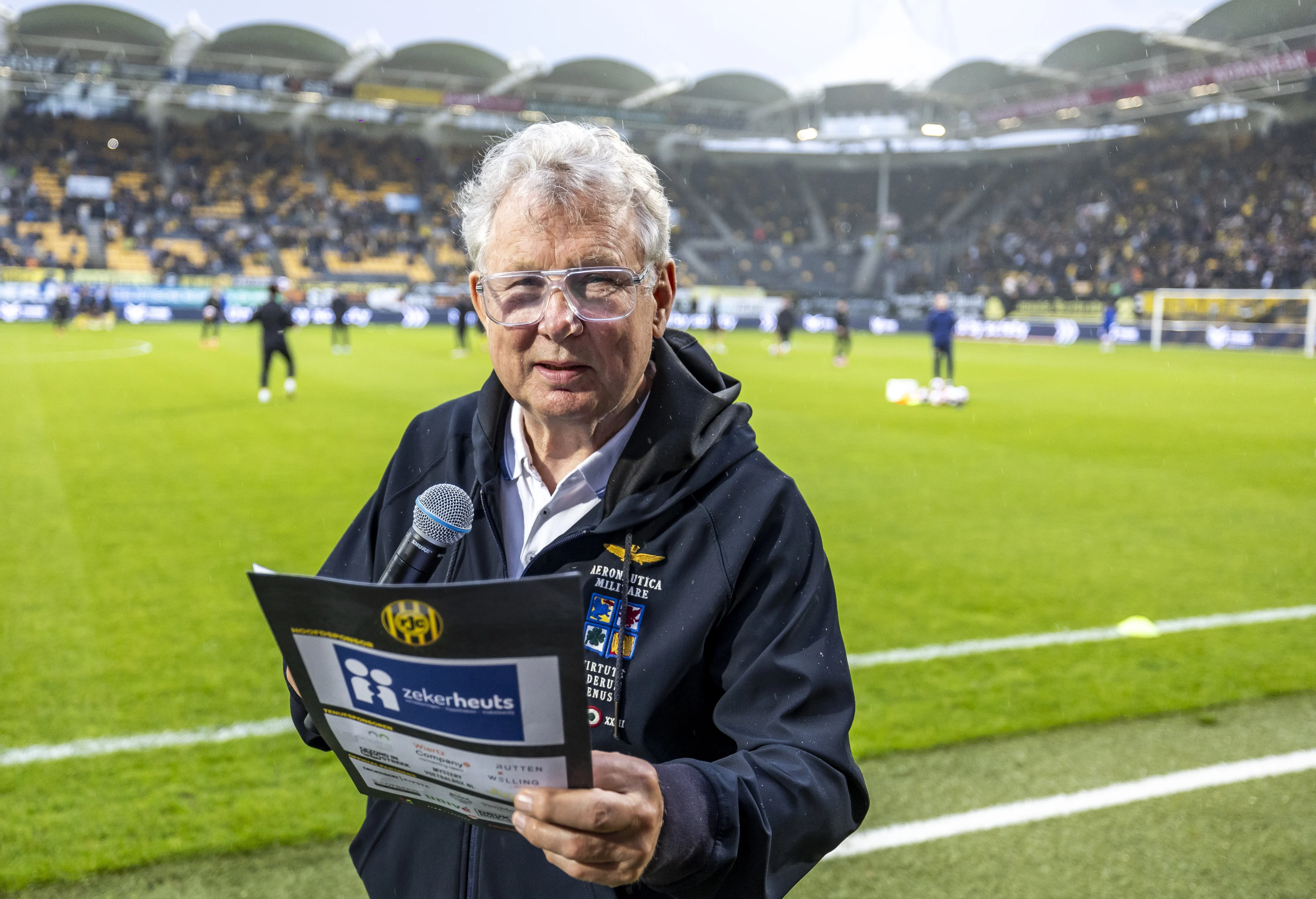 Veelbesproken Wim Frijns stopt na 25 jaar als stadionspreker Roda JC