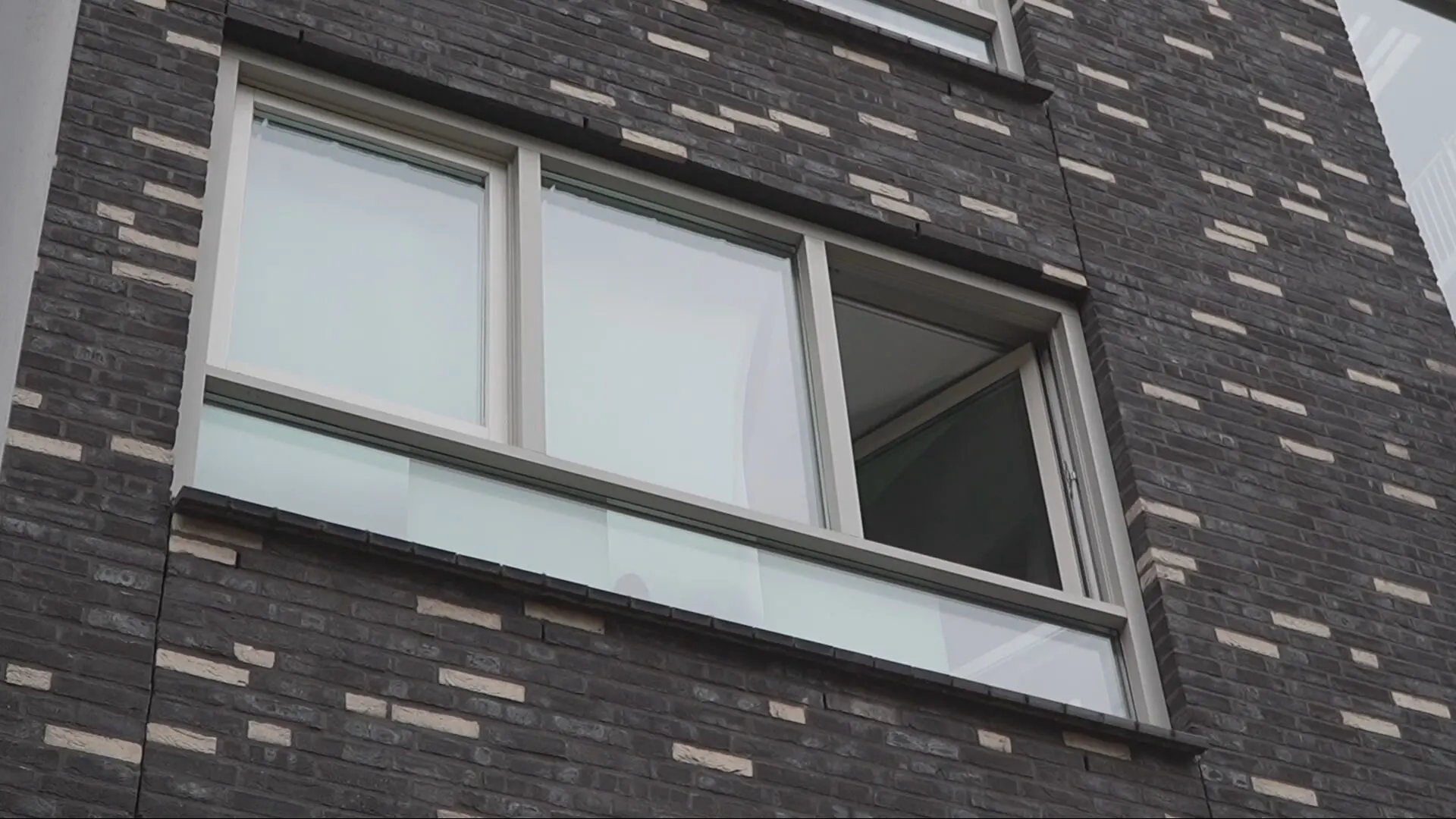 Vrouw springt uit raam als overvallers huis binnendringen