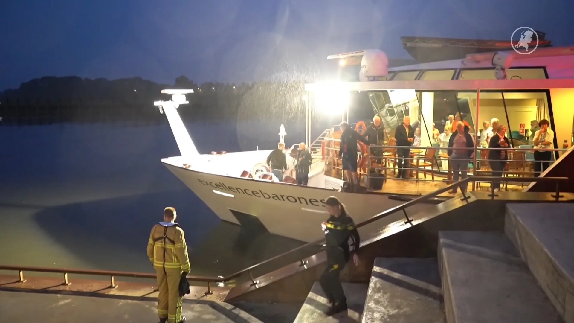 Cruiseschip botst tegen spoorbrug over de IJssel