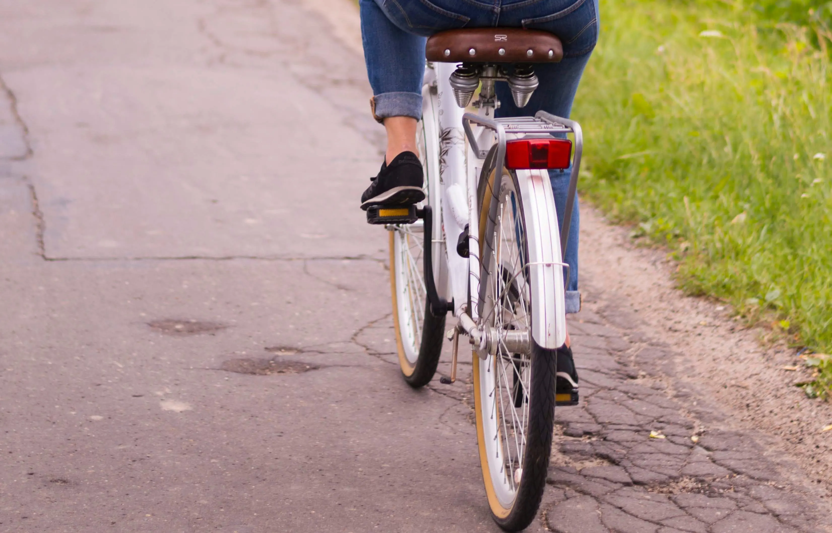 Fietser rijdt tanden uit mond van Asiya (3), rijdt vervolgens door
