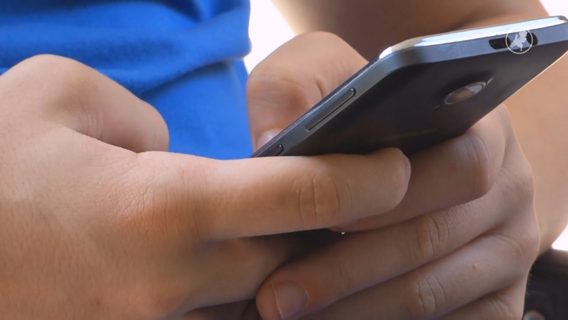 Smartphone vanaf 14 jaar, ouders en experts willen harde regels