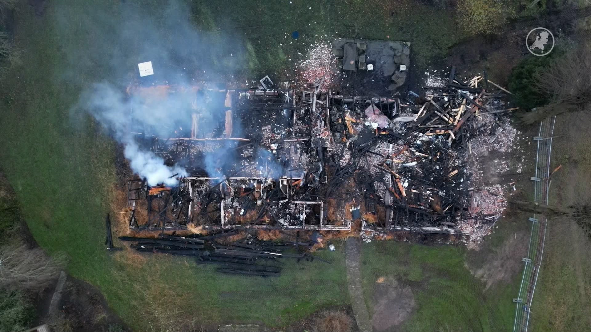 Grote brand vernielt monumentale boerderij in Assen