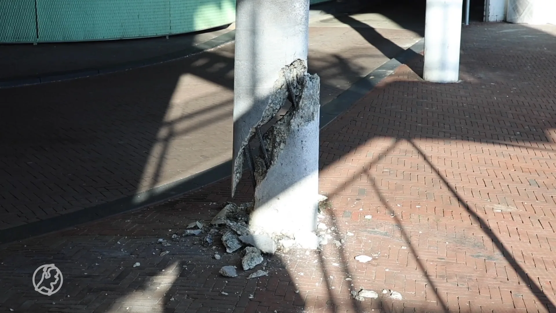 Auto ramt steunpilaar viaduct Den Haag, loopbrug afgezet