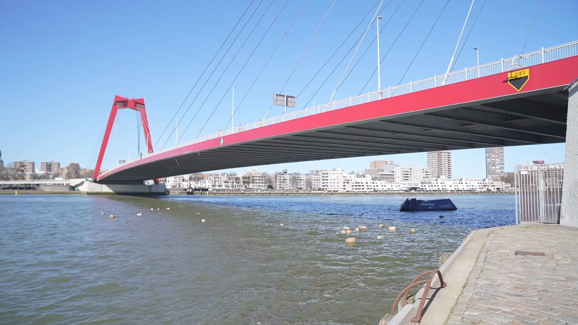 Binnenvaartschip 'Jenga' knalt tegen Willemsbrug in Rotterdam en verliest containers
