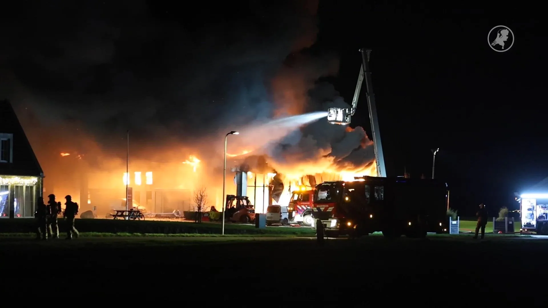 Explosiegevaar bij zeer grote brand bij mechanisatiebedrijf in Ie