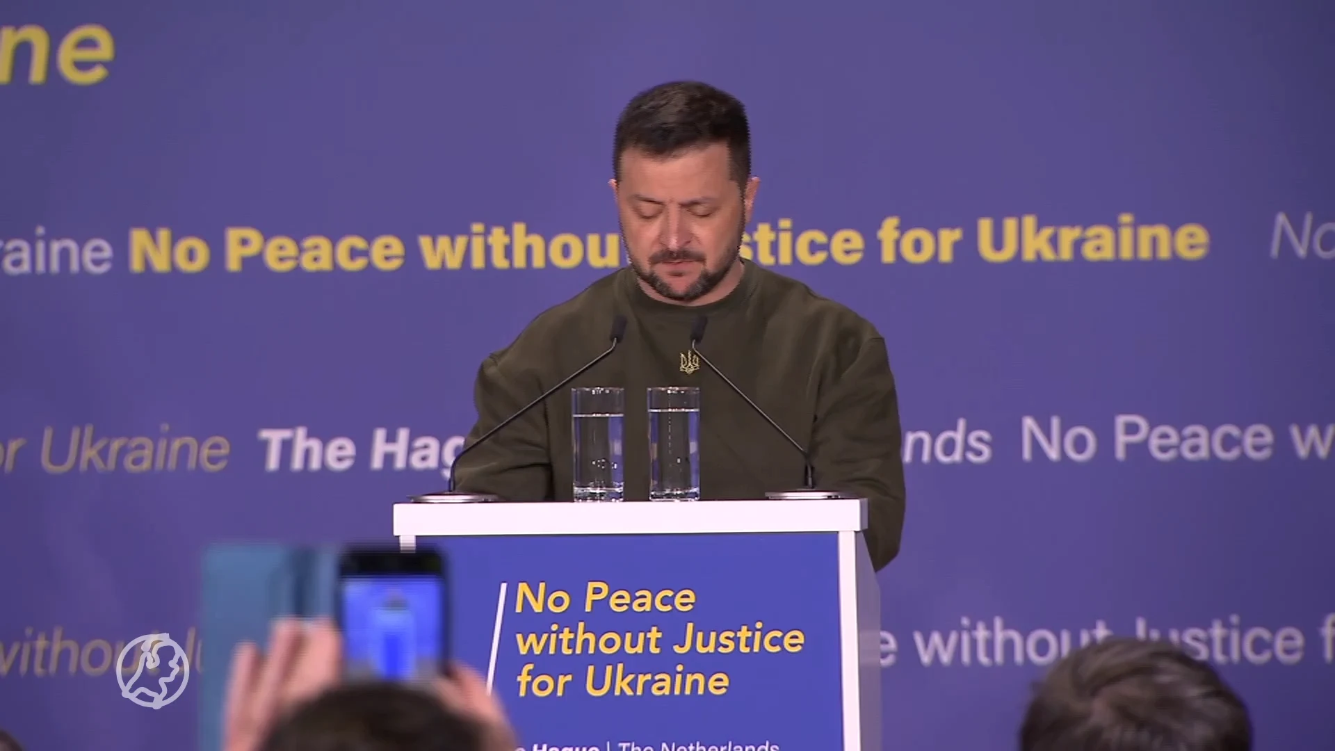 Staande ovatie voor Zelensky tijdens speech met 1 minuut stilte voor MH17-slachtoffers