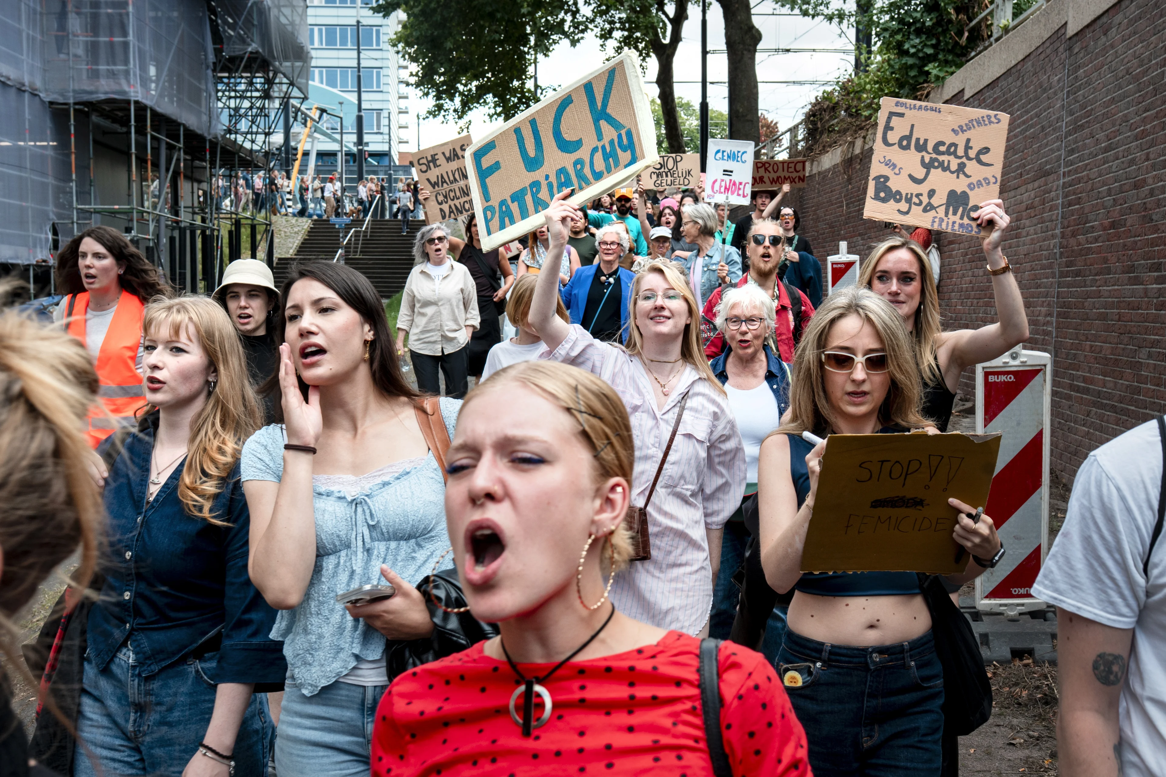 'Tientallen deelnemers protestmars in billen geknepen en bespuugd'
