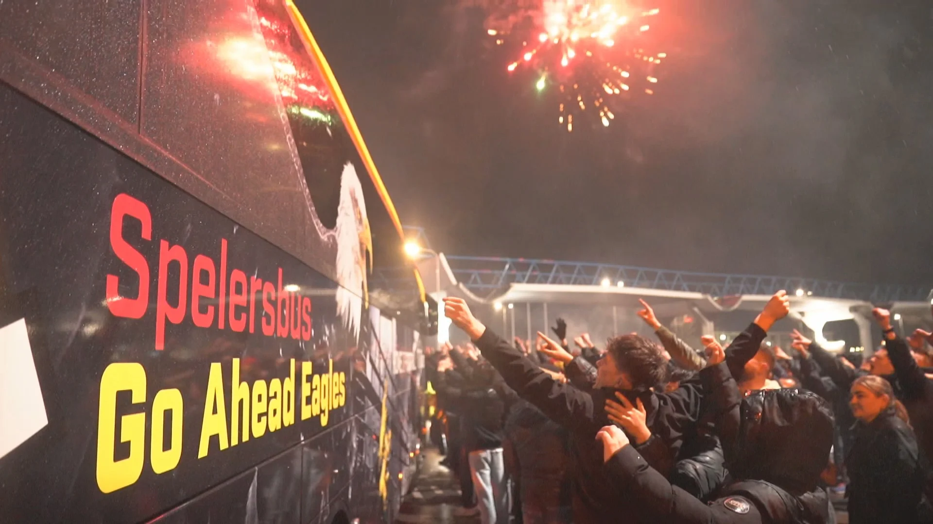 ZIEN: Heldenonthaal spelersbus Go Ahead met applaus en vuurwerk