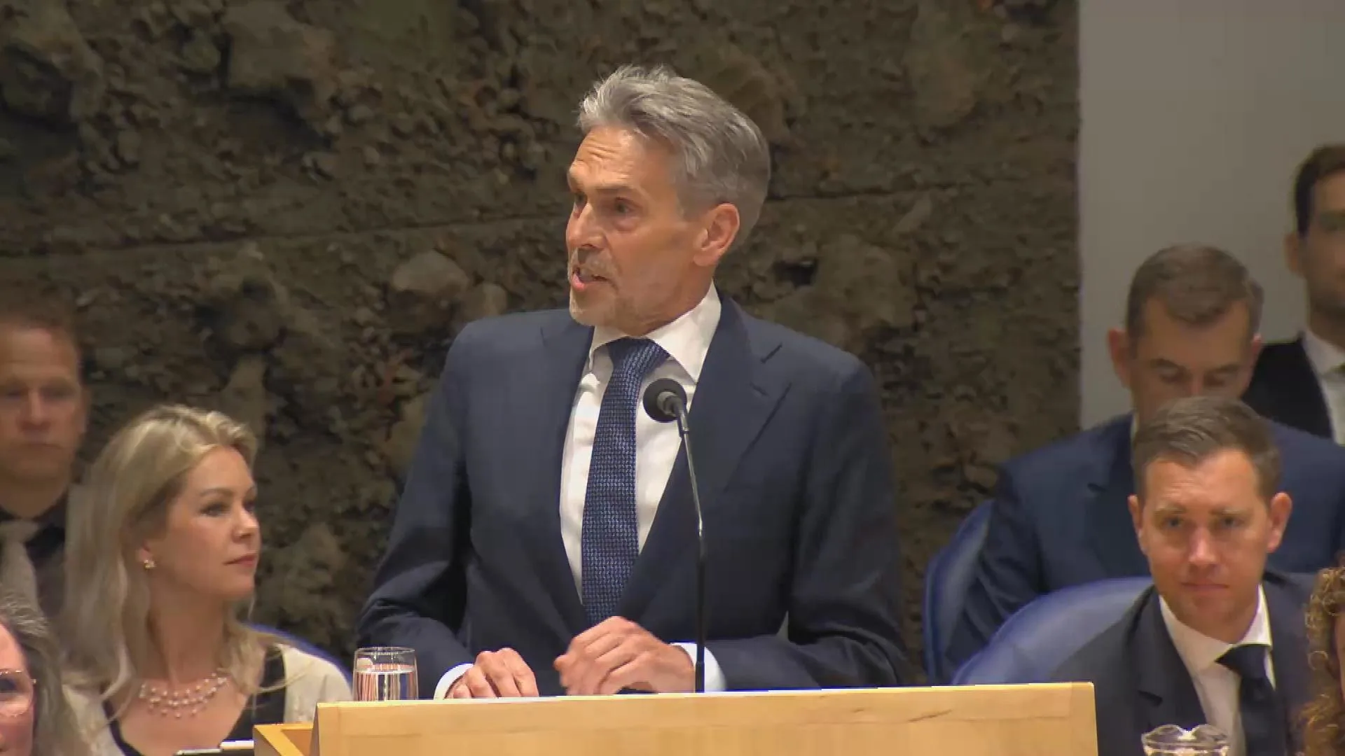 Premier Dick Schoof verwijst met zijn eerste woorden naar hardloopster Sifan Hassan