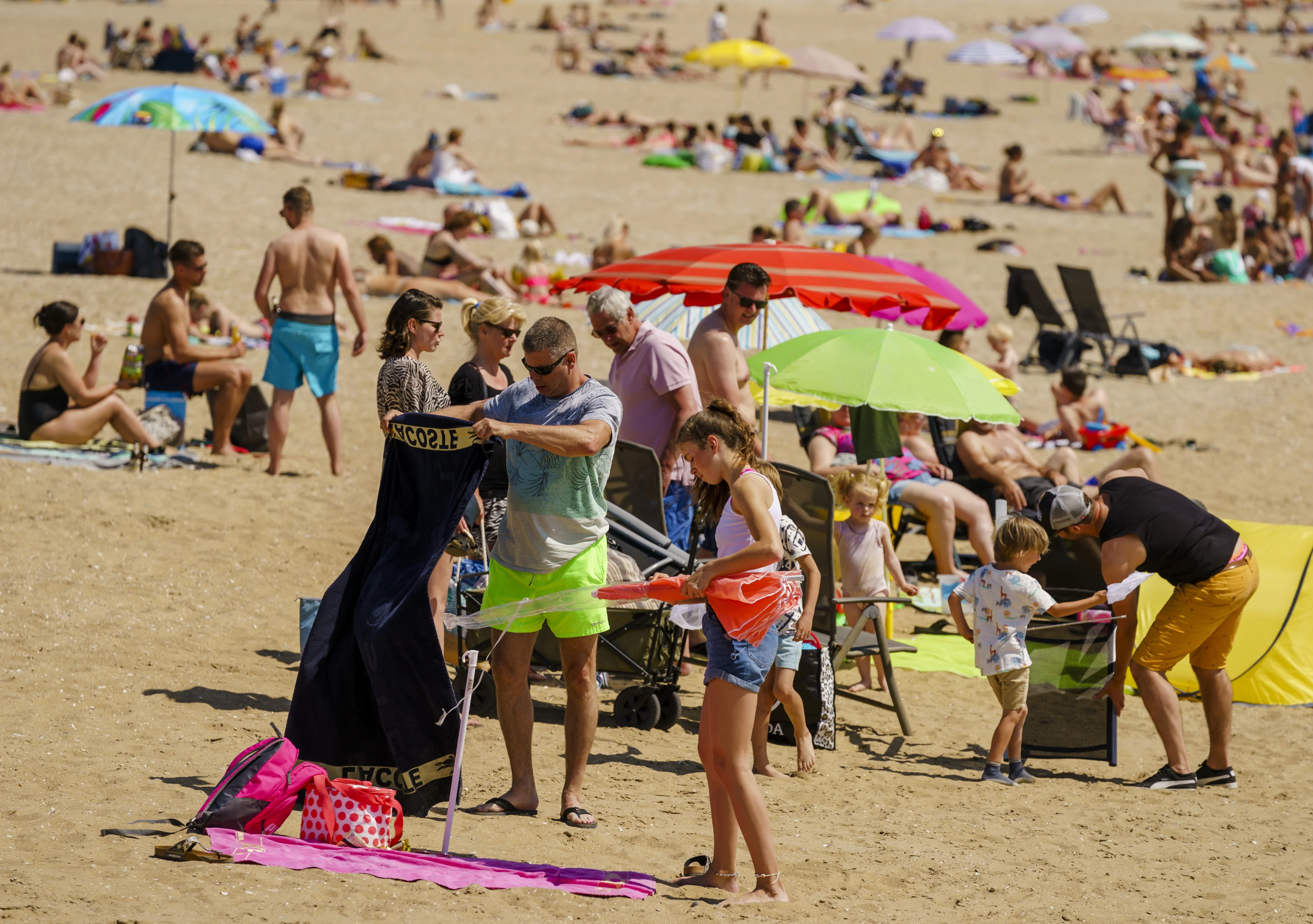 LIVEBLOG | Drukte op stranden, veiligheidsregio's waarschuwen voor 'zomer met veel beperkingen'