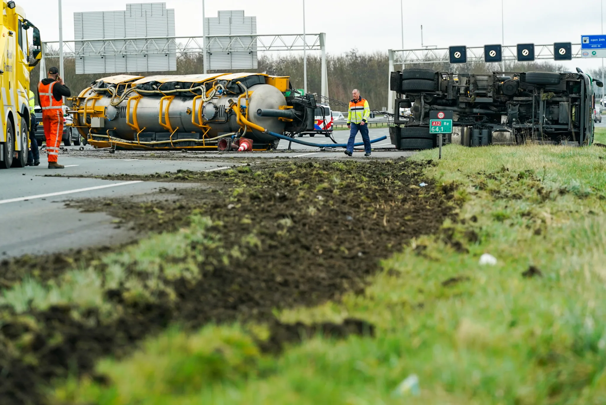 A12 bij Bunnik deels dicht door gekantelde vrachtwagen