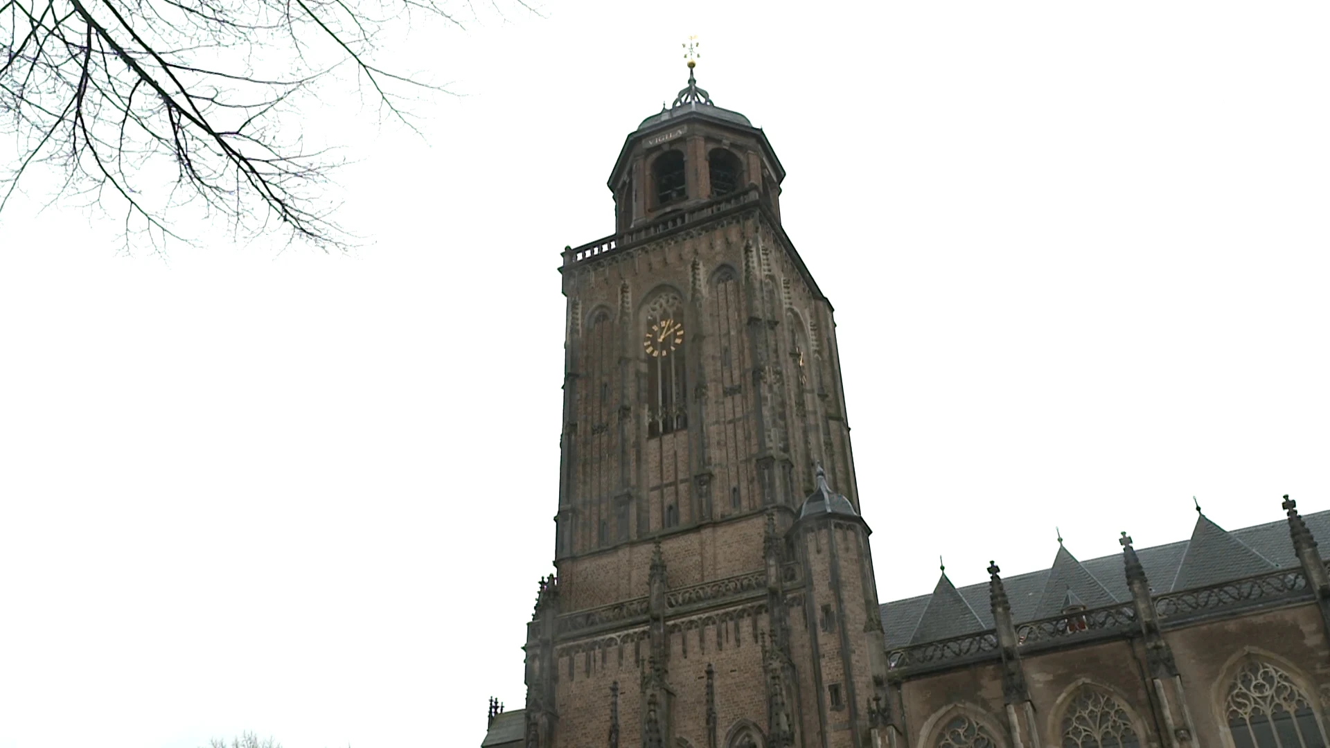 Dit is waarom je deze dagen vogelmuziek uit kerktorens hoort